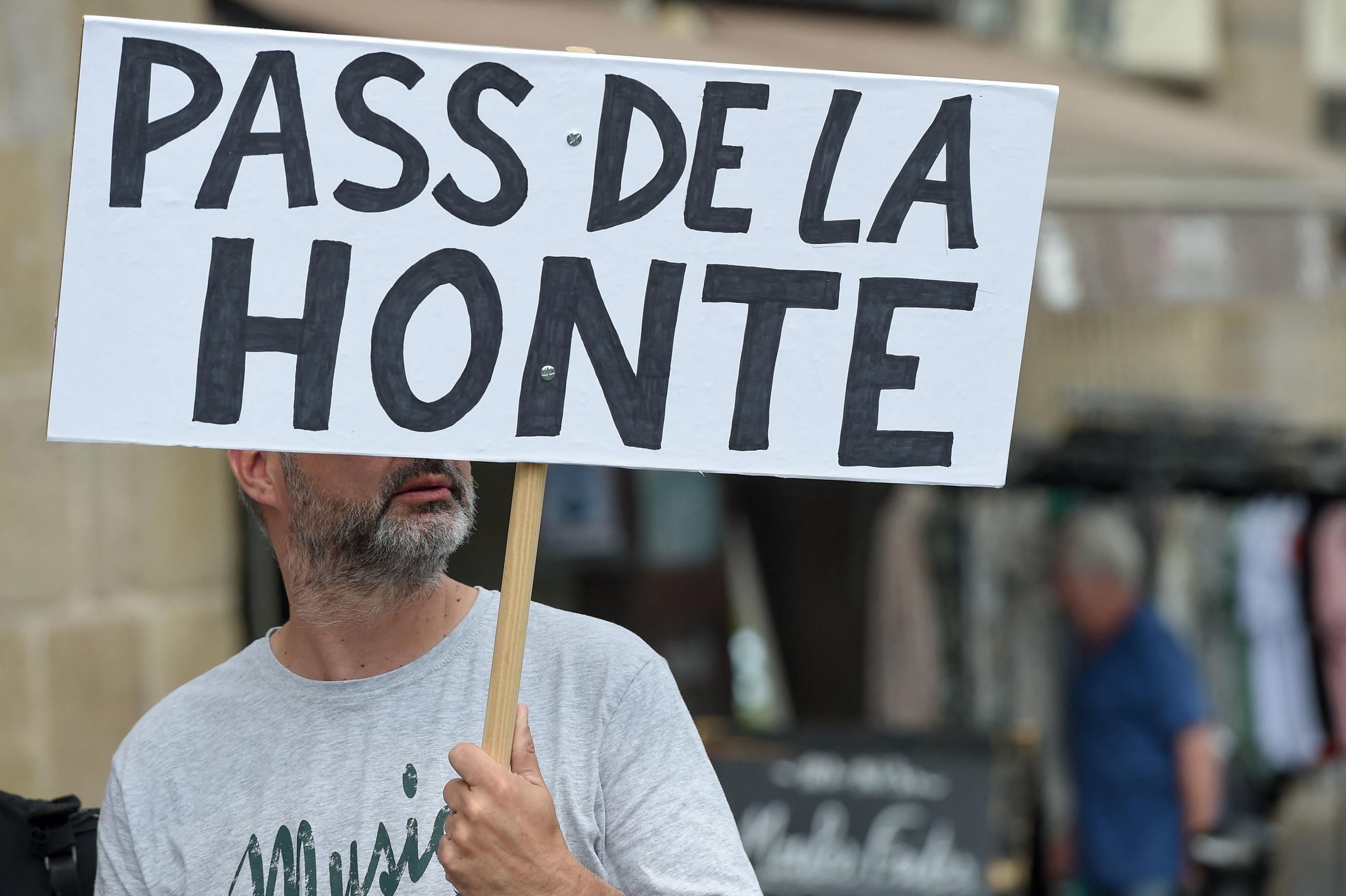 Plus de 140 000 manifestants ont défilé en France contre le pass sanitaire, ils étaient plus de 18 000 à Paris. Illustration. AFP/Sébastien SALOM-GOMIS.