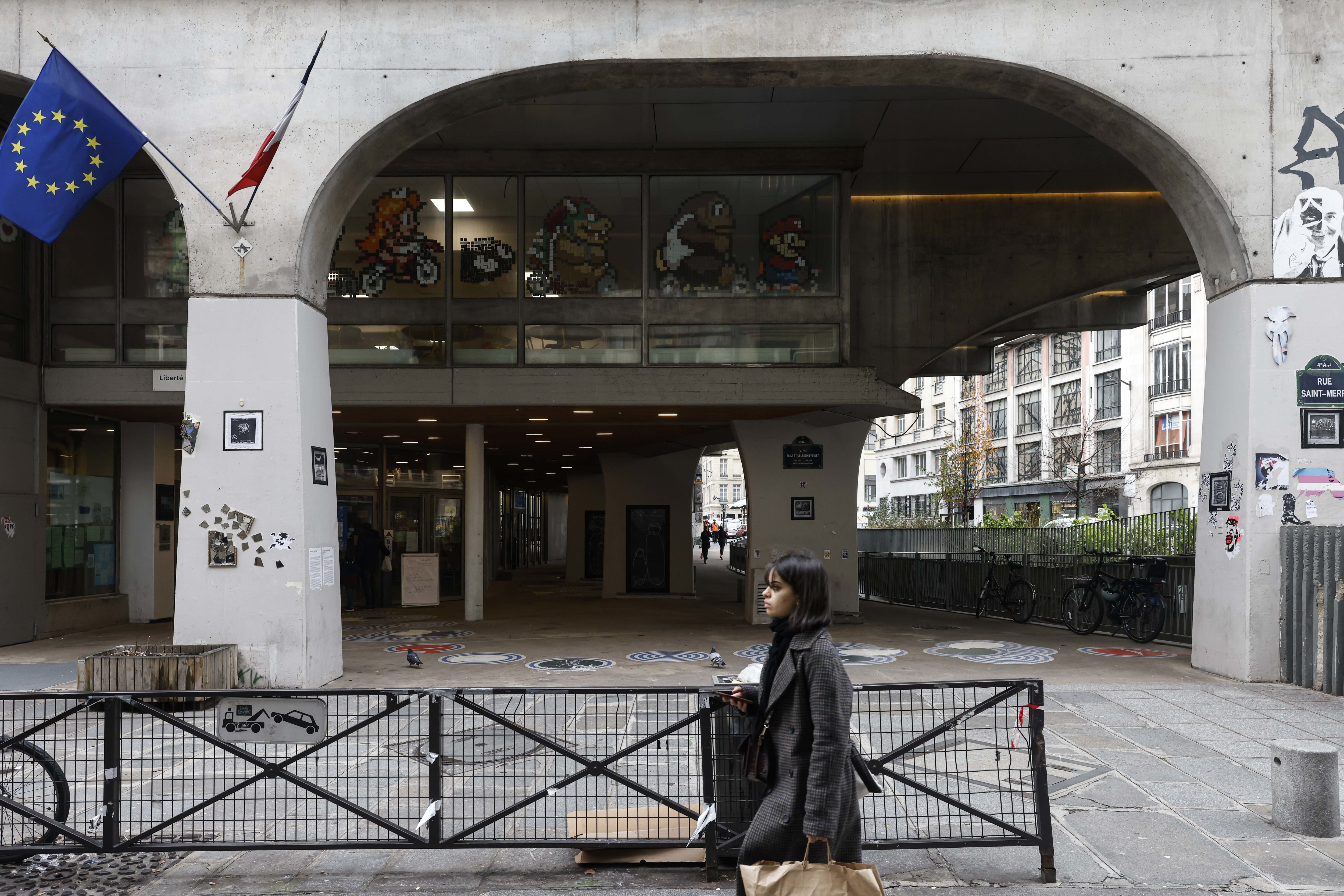 Paris (IVe), le 13 décembre 2023. La rue devant l'école Saint-Merri a été piétonnisée, permettant de faire baisser la pollution. LP/Olivier Corsan
