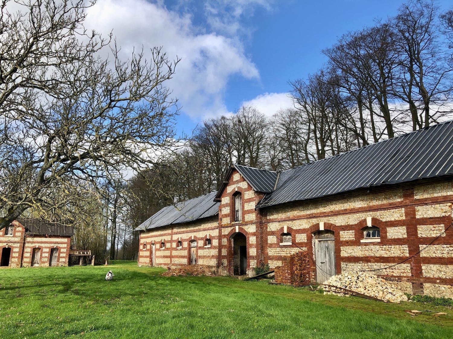 Situé sur la commune de Bolleville (Seine-Maritime), le clos-masure de Guillerville, construit au XVIIIe siècle, est l'un des rares témoins encore debout de l'habitat rural typique du pays de Caux. Fondation du Patrimoine