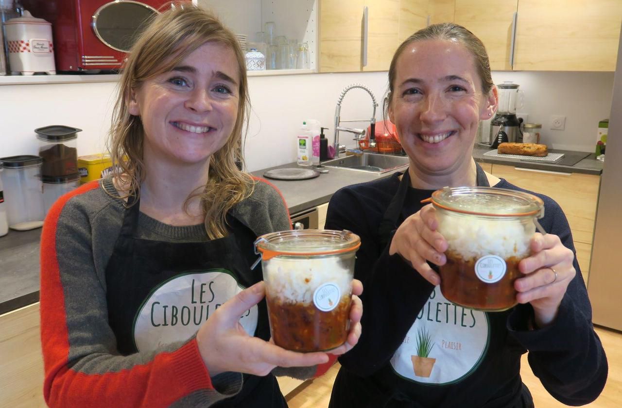 <b></b> Chelles, le 19 décembre 2019. Marion (à g.) et Céline Crosnier cuisinent des plats faits maison pour leur éco-lieu installé à la gare de Chelles-Gournay.