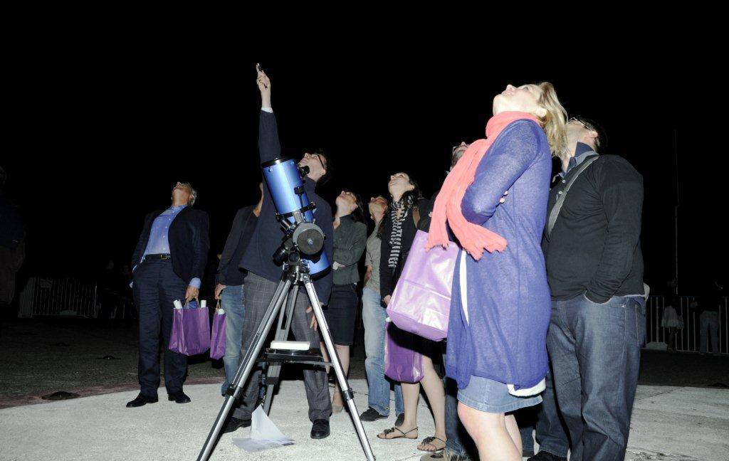 <b></b> Illustration. Au programme de cette soirée organisée samedi et intitulée « Des astres à Vendeuil-Caply » : l’observation de la lune à la lunette astronomique. 