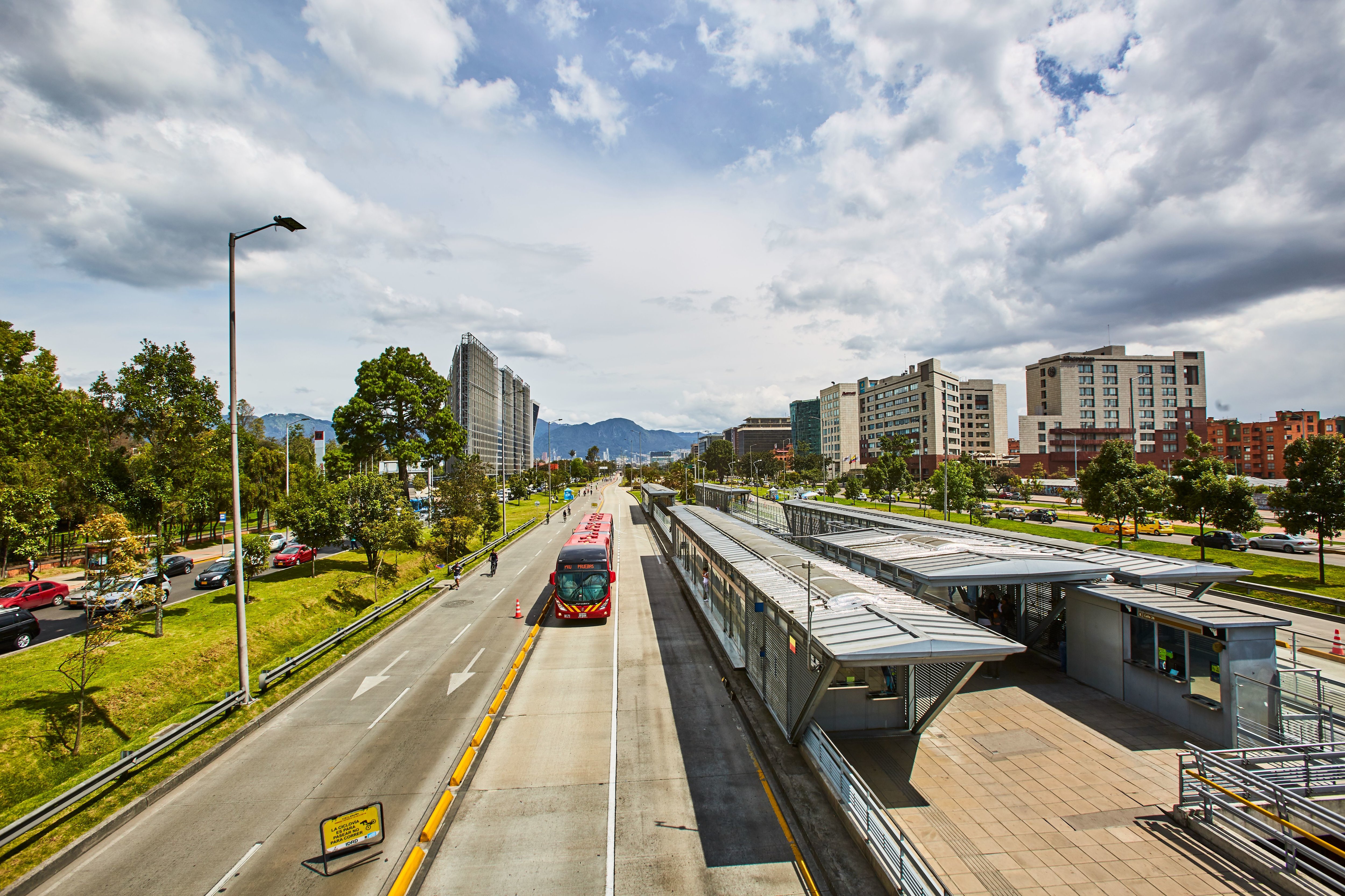 À Bogotà, une partie des bus circule sur voies dédiées, assurant un temps de trajet plus fiable aux voyageurs. DR