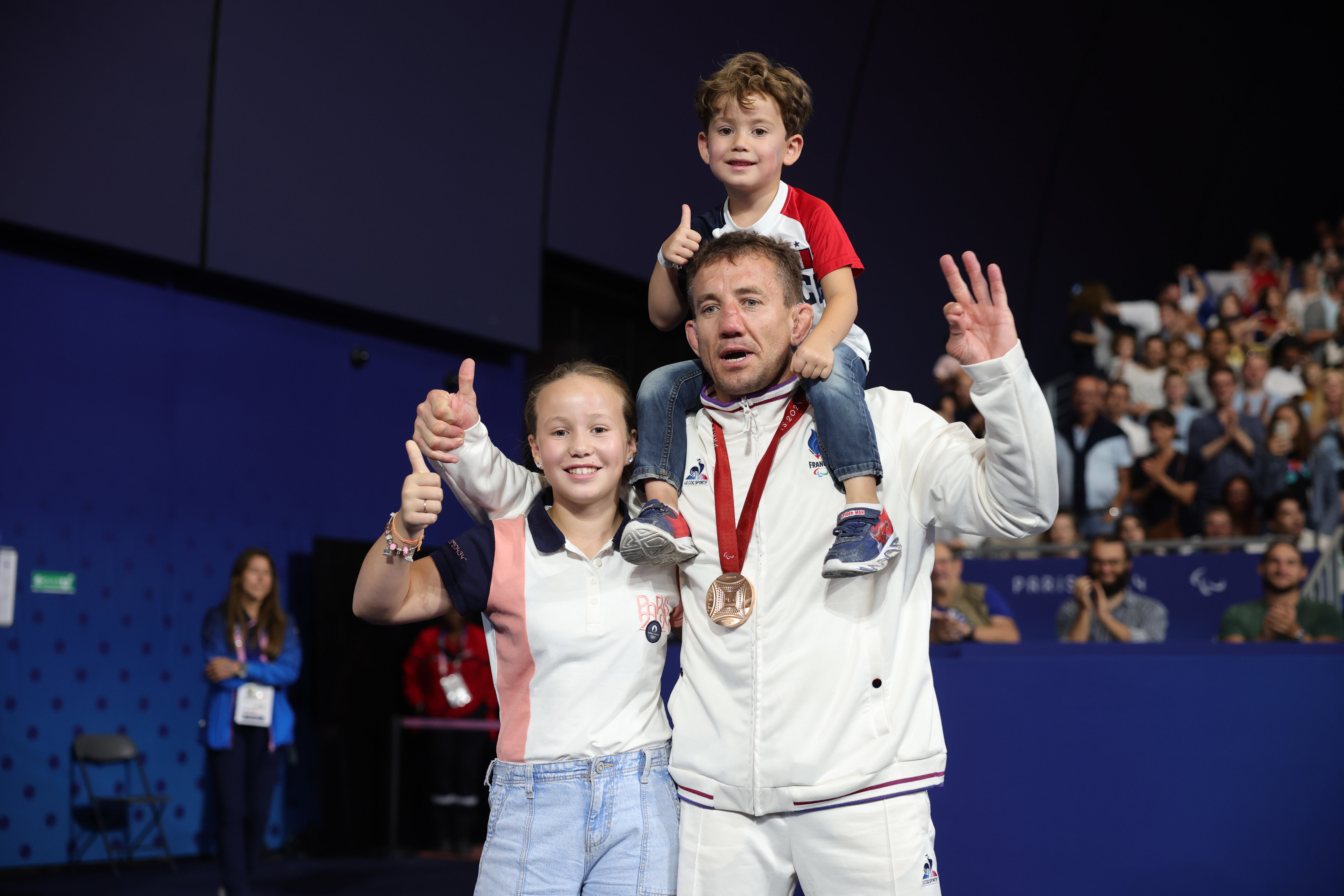 Cyril Jonard, médaillé de bronze en pra-judo, a pu profiter d'un tour d'honneur à l'Arena Champ de Mars, accompagné de ses deux enfants, Athéna, 11 ans, et Naoki, 5 ans. LP/Olivier Arandel