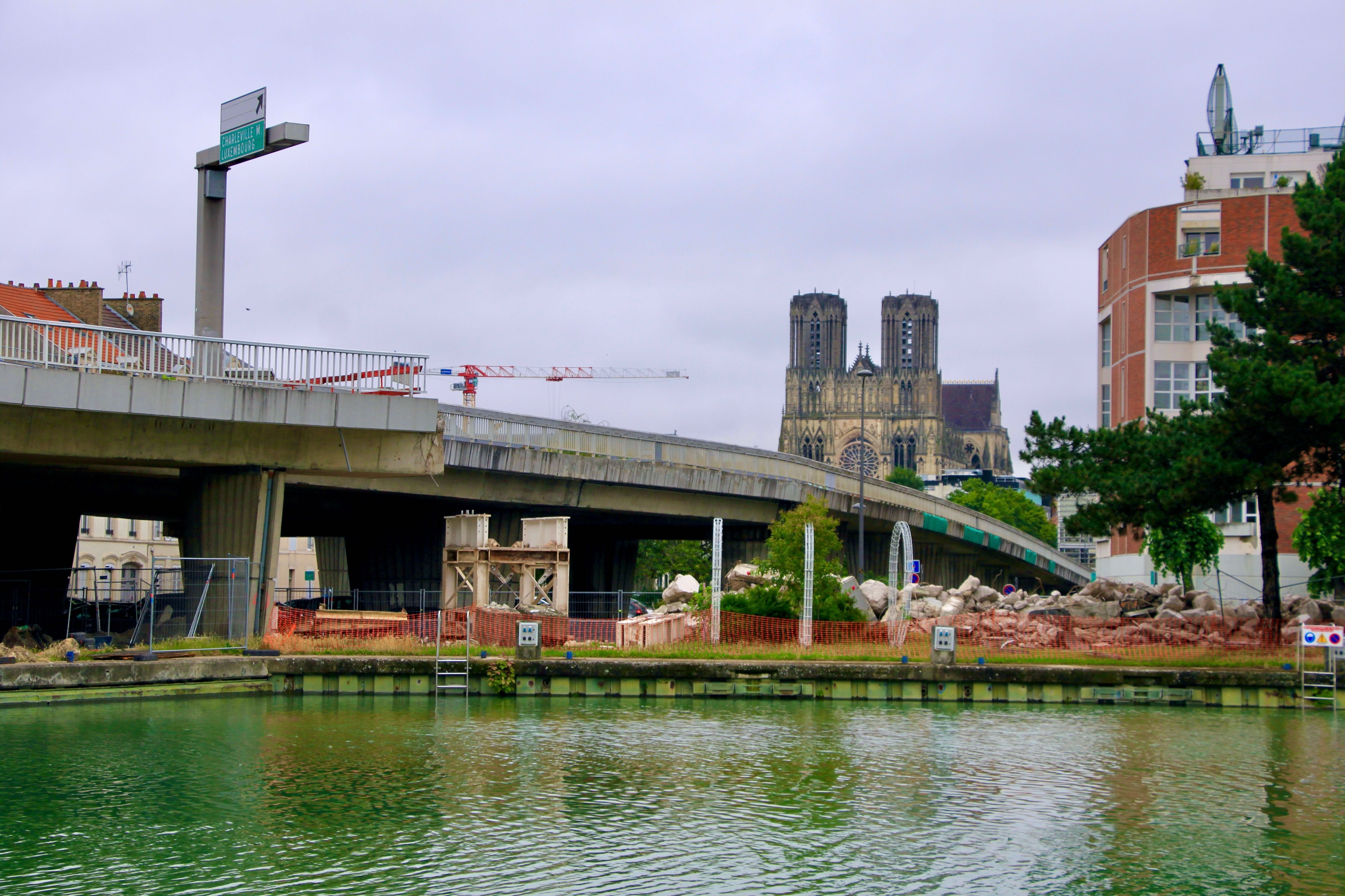 Édifié dans les années 1970, le pont Charles-de-Gaulle à Reims est en cours de destruction, pour permettre le réaménagement des berges du canal. LP/Simon Ksiazenicki