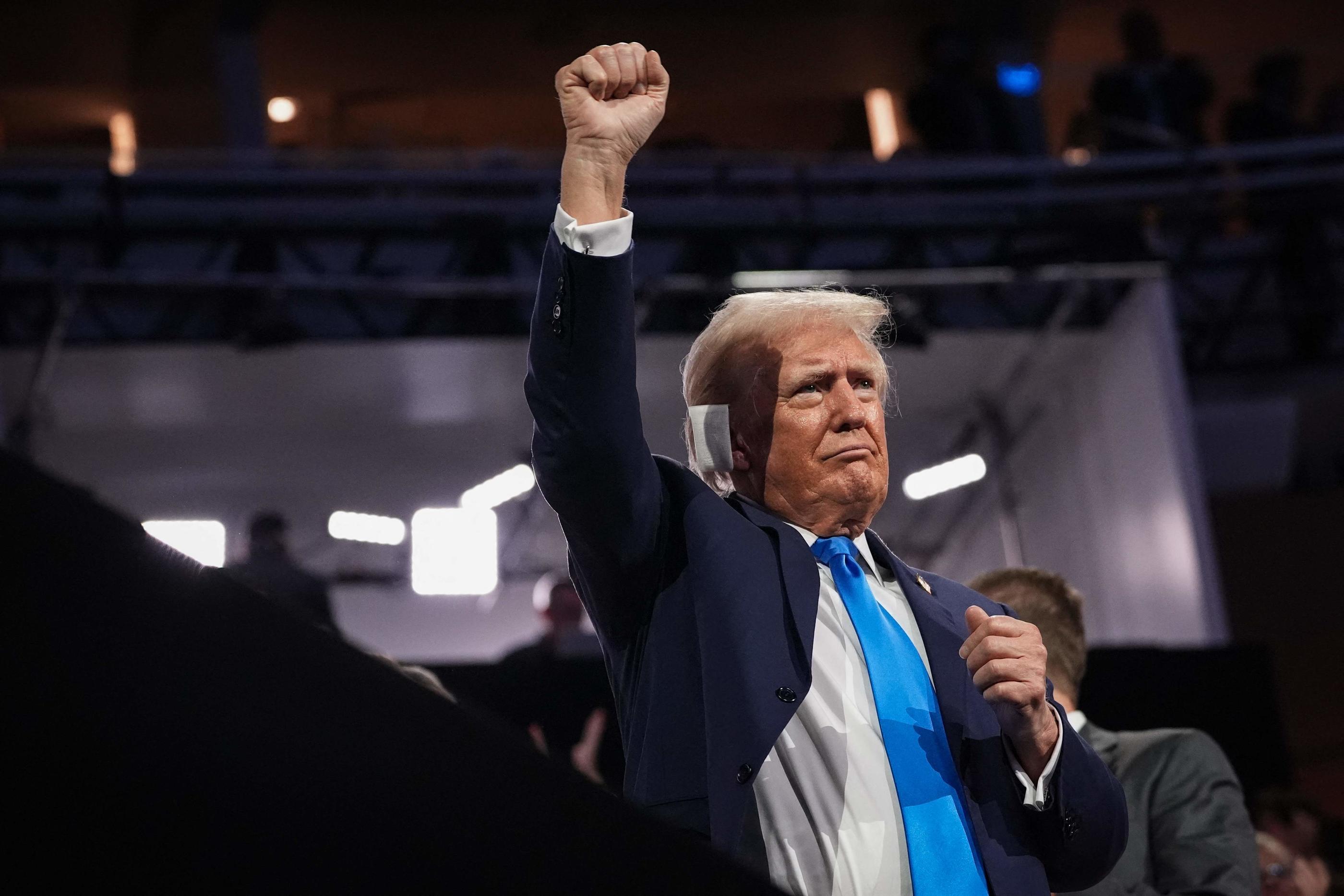 Donald Trump arbore un pansement sur l’oreille, à la convention républicaine de Milwaukee (Etats-Unis), après la tentative d’assassinat le visant ce week-end. AFP/Andrew Harnik