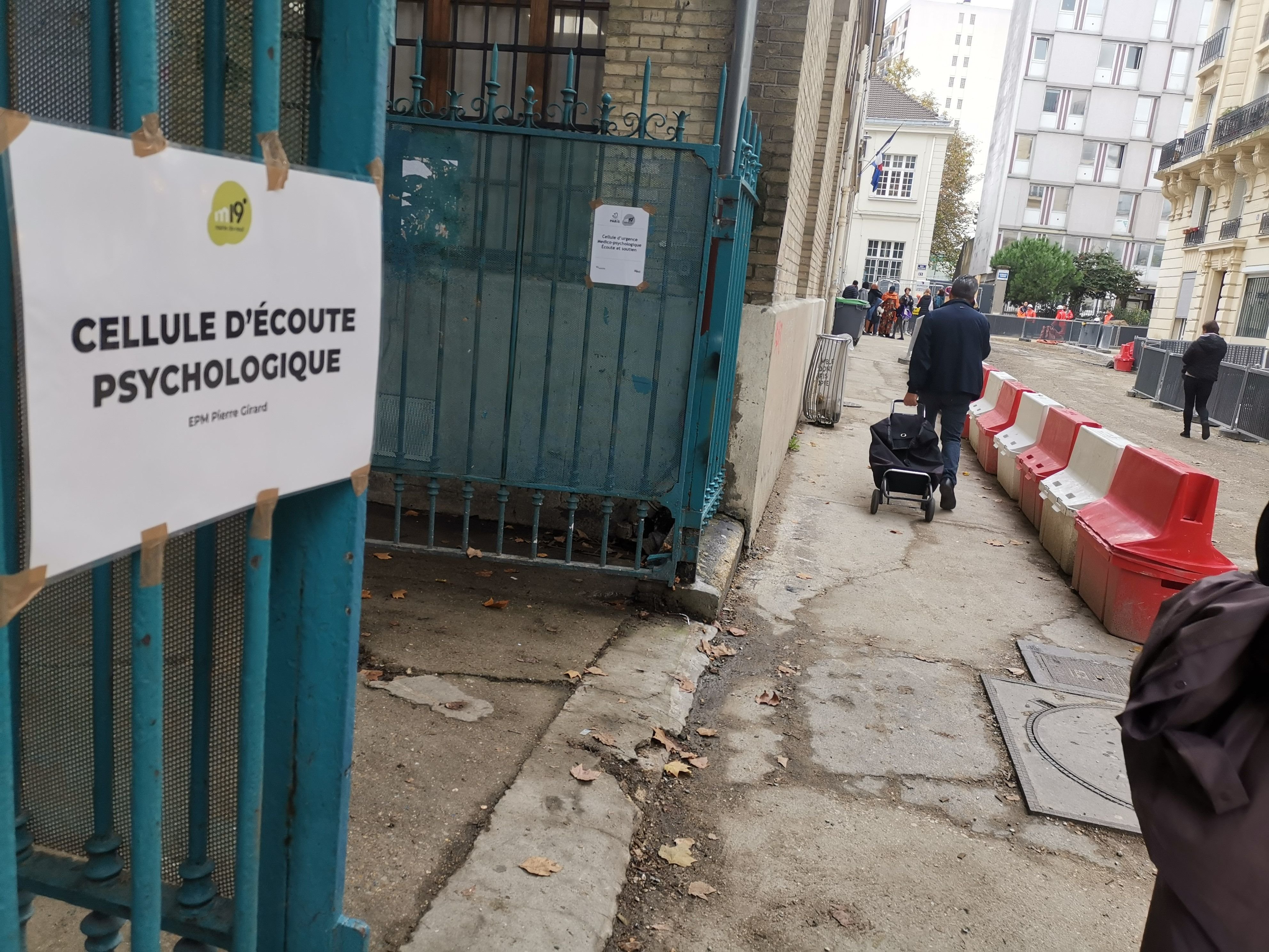 La mairie du XIXe arrondissement de Paris a ouvert ce mardi matin une cellule d'écoute psychologique pour les habitants du quartier qui ressentiraient le besoin de parler, quatre jours après le meurtre de Lola. LP/Pauline Darvey