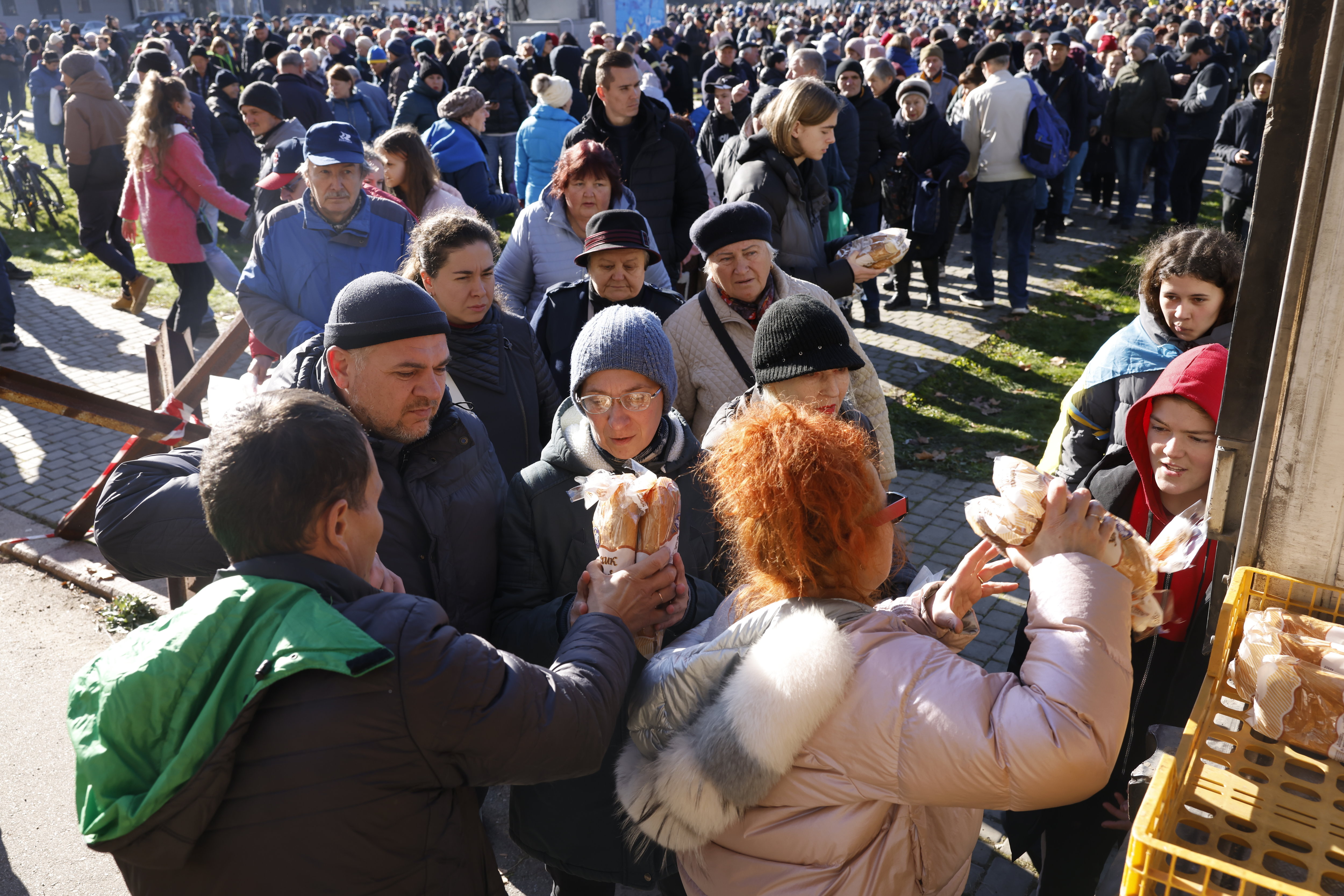 Kherson (Ukraine), le 15 novembre. Distribution de pain sur la grande place de la ville fraîchement libérée par les Ukrainiens après le retrait des Russes. LP/Olivier Corsan