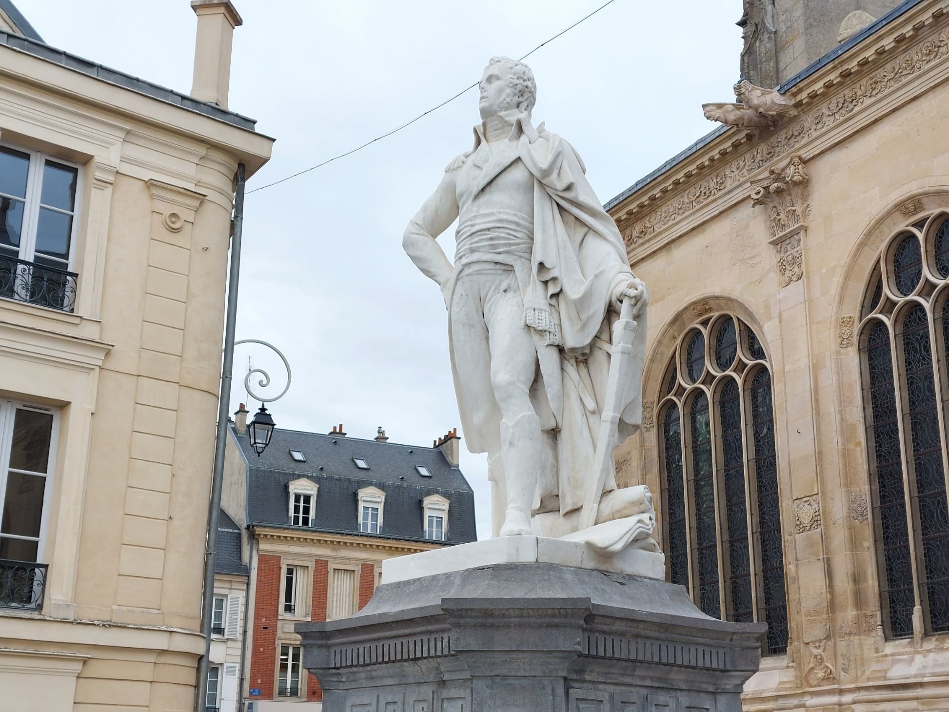 Pontoise, le 7 janvier. Une statue représentant le général Charles Victoire Emmanuel Leclerc est situé au haut de la rue Thiers, derrière la cathédrale Saint-Maclou. LP/Thibault Chaffotte