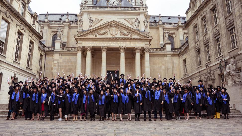 Remise de diplôme d'étudiants de l'Université Paris 1 Sorbonne.