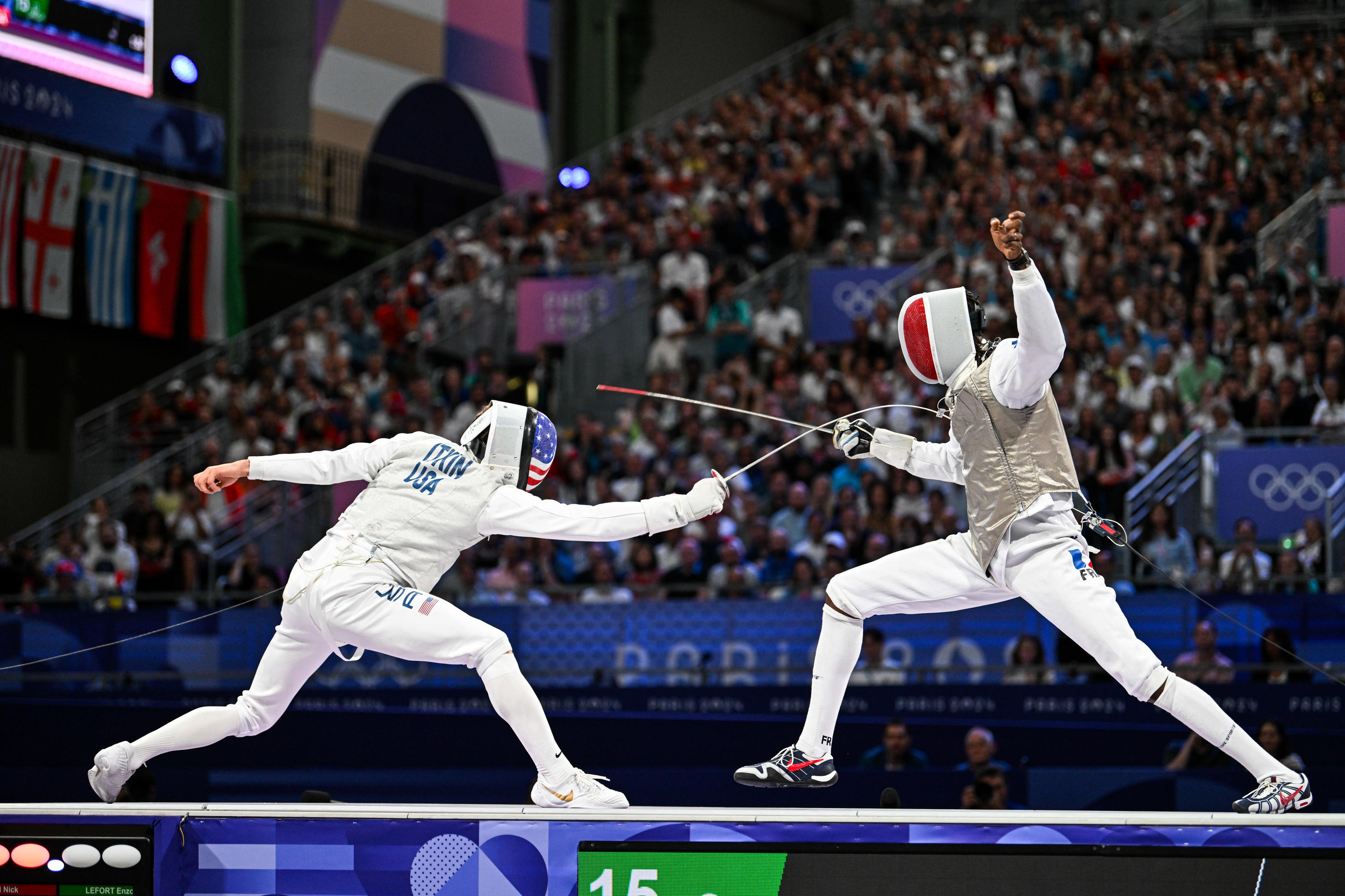 Enzo Lefort, à droite, a aidé les fleurettistes à décrocher le bronze, face aux Américans of France (Daniel Derajinski/Icon Sport).