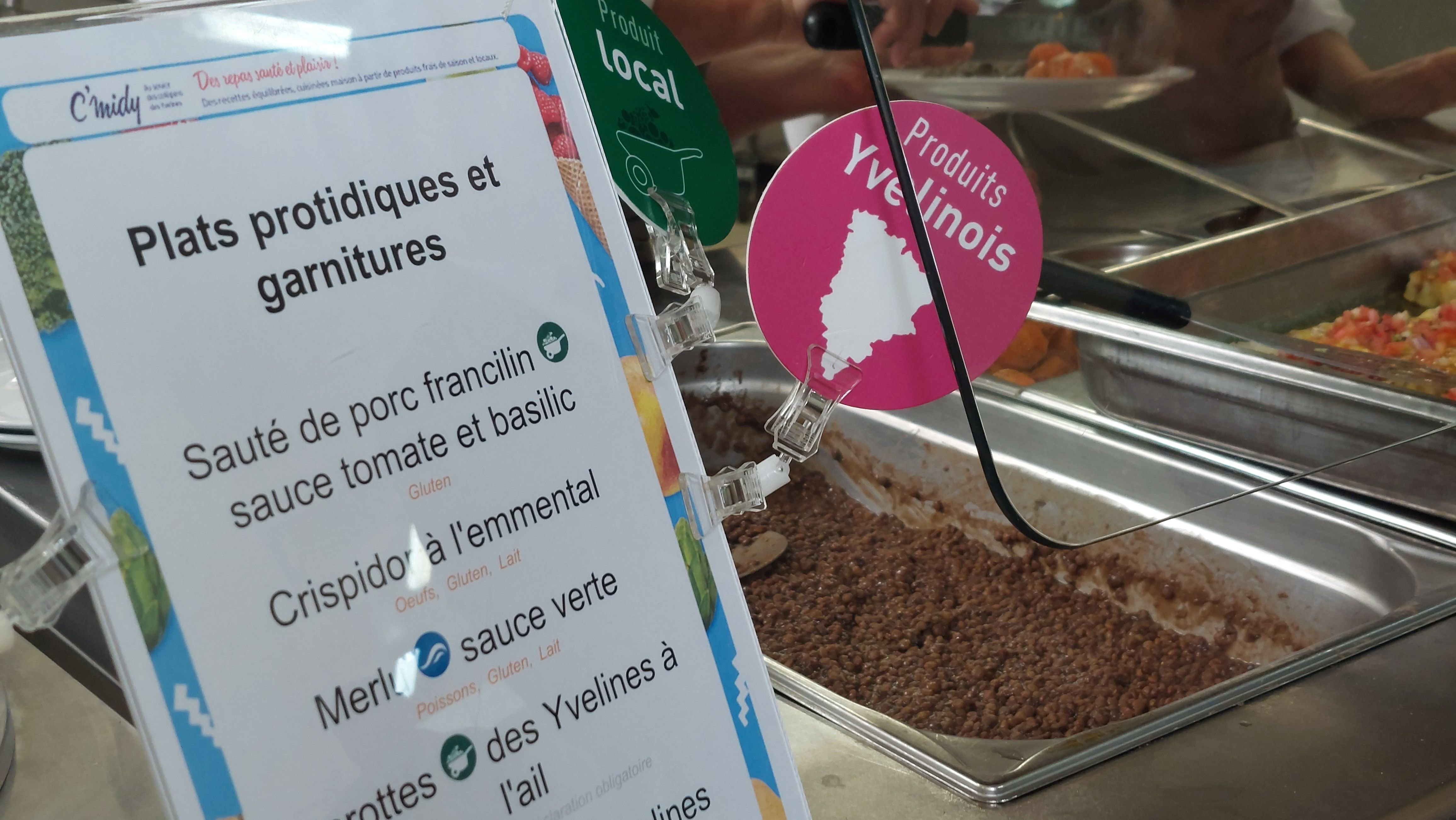 Issou (Yvelines), le 10 septembre. Journée ordinaire à la cantine du collège Jacques-Cartier. Au menu, des carottes de Boinville ou des lentilles de Beynes. LP/Mehdi Gherdane