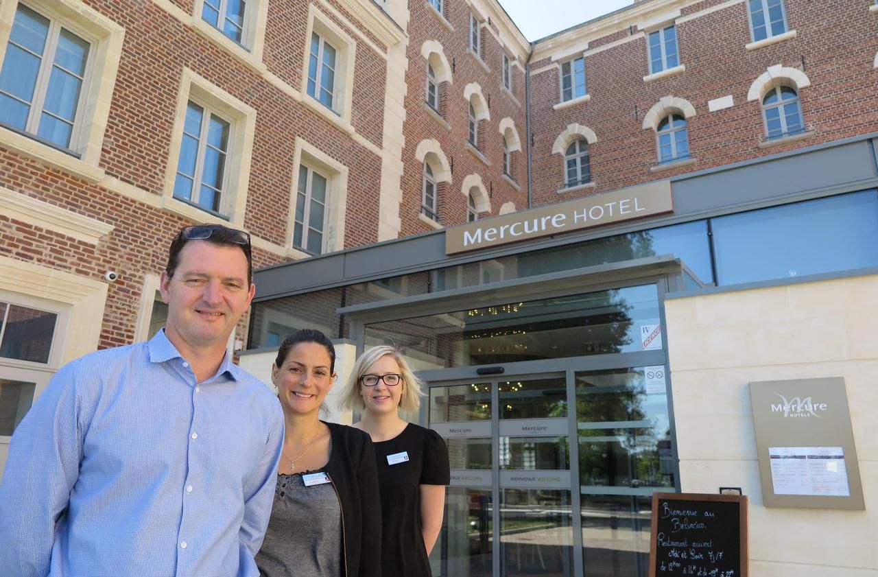 <b></b> Beauvais. Arnaud Boisseau, directeur de l’hôtel Mercure, Céline Pruvost, chef de réception, Fanny Heron, chef de rang, sont encore à la recherche de deux personnes pour le service en salle.