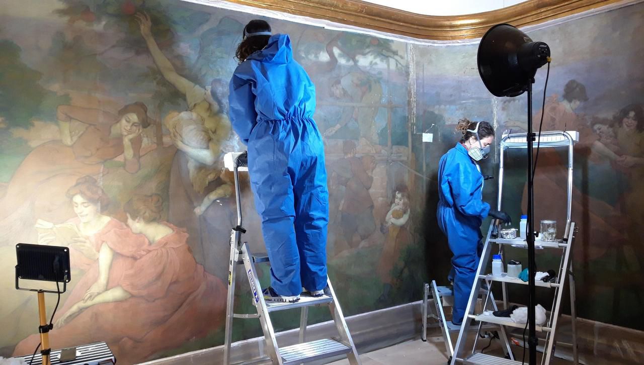 <b></b> Issy-les-Moulineaux, ce jeudi. Pendant deux mois, l’immense tableau de Victor Prouvé qui orne l’escalier d’honneur de l’hôtel de ville bénéficie d’une entière restauration.