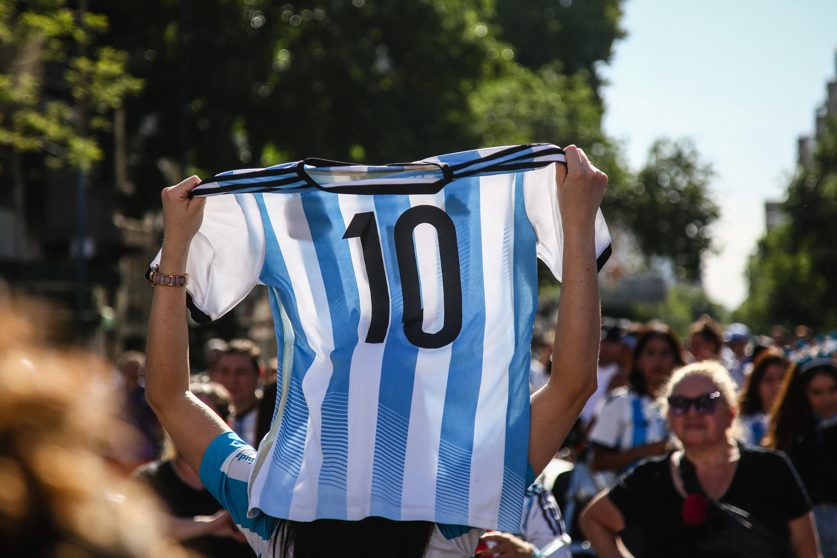 Le maillot numéro 10 de Lionel Messi brandi dans les rues de Buenos Aires après le sacre mondial en décembre dernier. Icon Sport