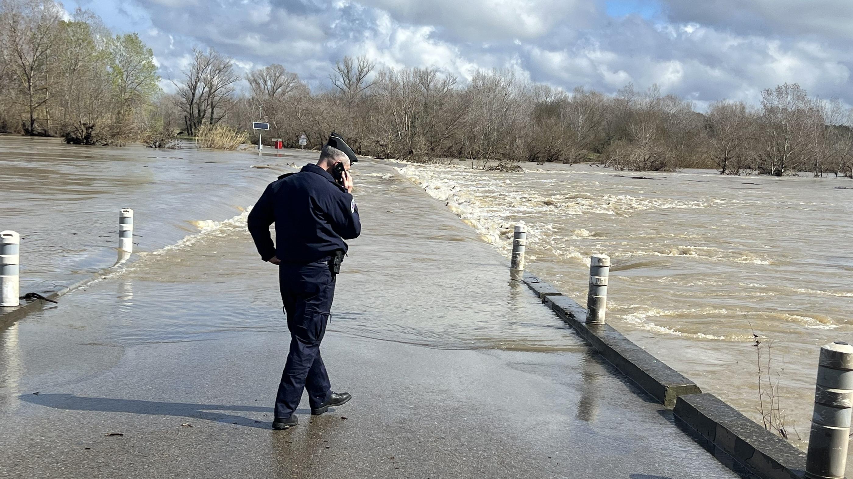 À Dions (Gard), c'est en passant sur ce pont submersible samedi soir qu'une famille s'est retrouvée emportée par les eaux. Si la mère a pu être sauvée, son compagnon et leur fille, ainsi que le garçon né d’une première union, restent portés disparus. LP/Christian Goutorbe