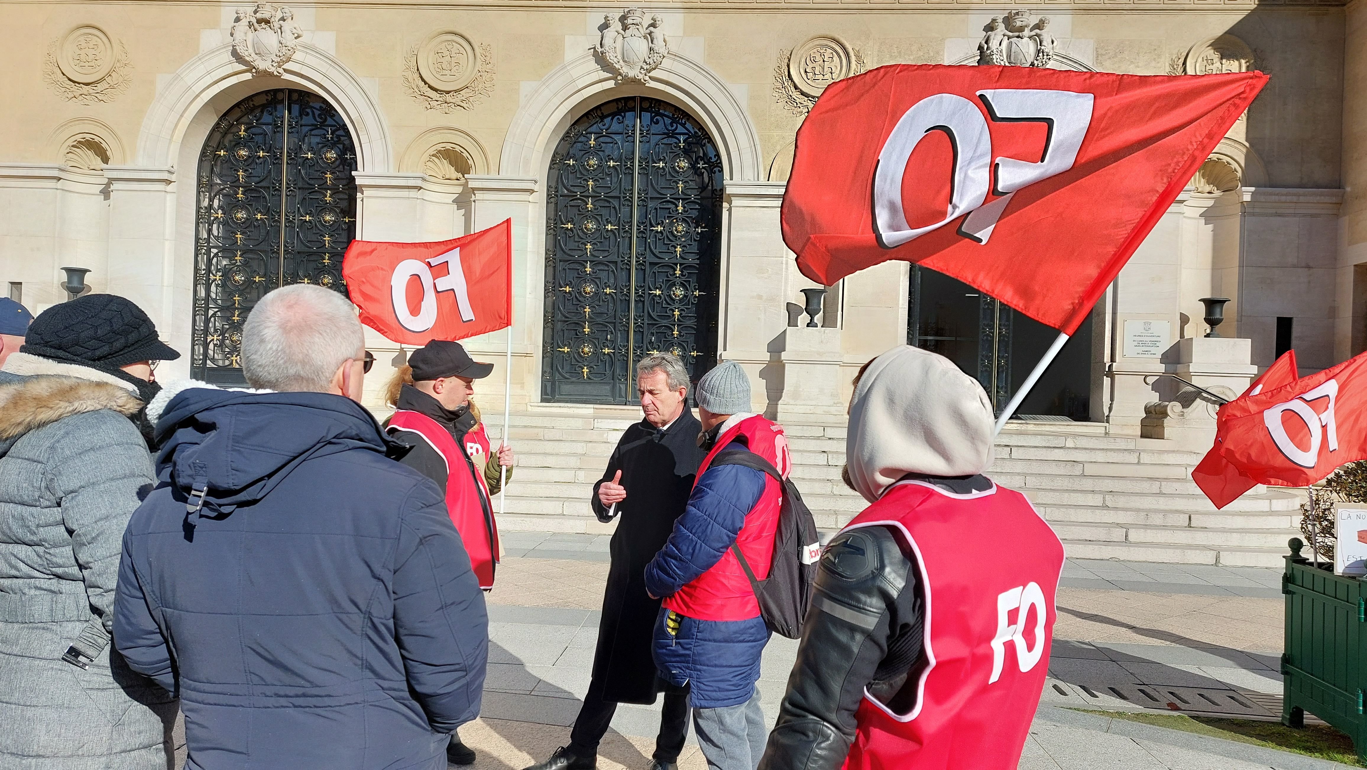 Neuilly, le 7 février 2023. Le maire (DVD) Jean-Christophe Fromantin est venu échanger sur la réforme des retraites avec les quelques agents du syndicat Force Ouvrière qui organisait un rassemblement devant la mairie. LP/Anne-Sophie Damecour.