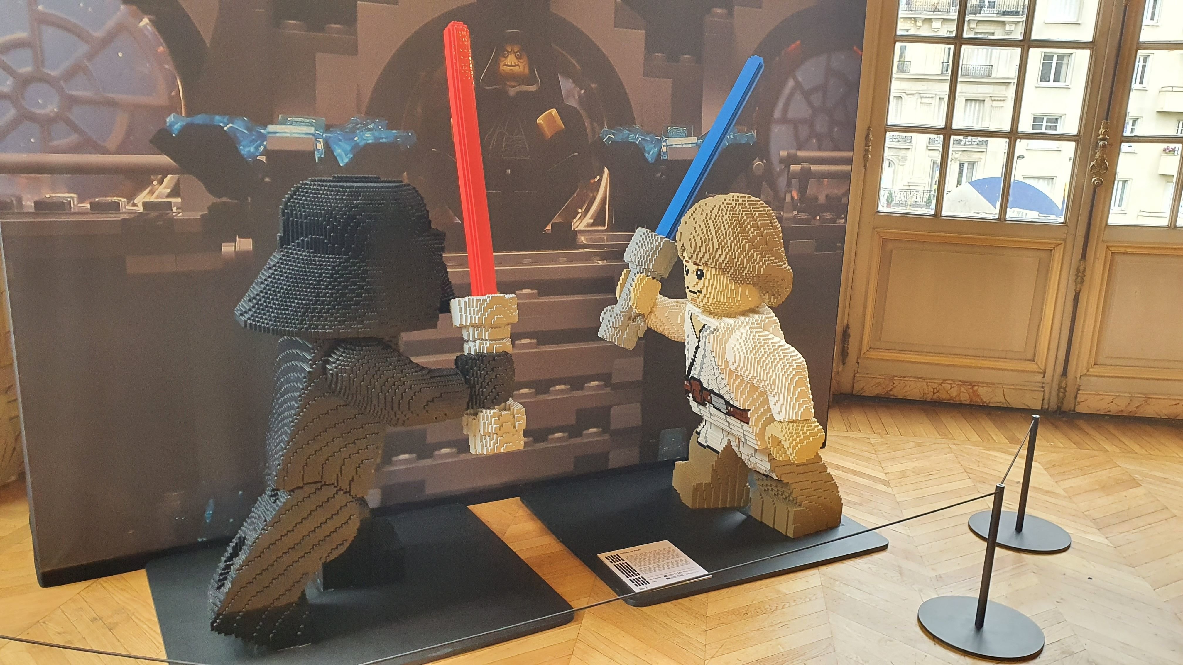 Levallois, le 20 août. L'hôtel de ville présente une exposition Lego Star Wars jusqu'au 19 septembre. Ici Dark Vador et Luke Skywalker. LP/Anne-Sophie Damecour