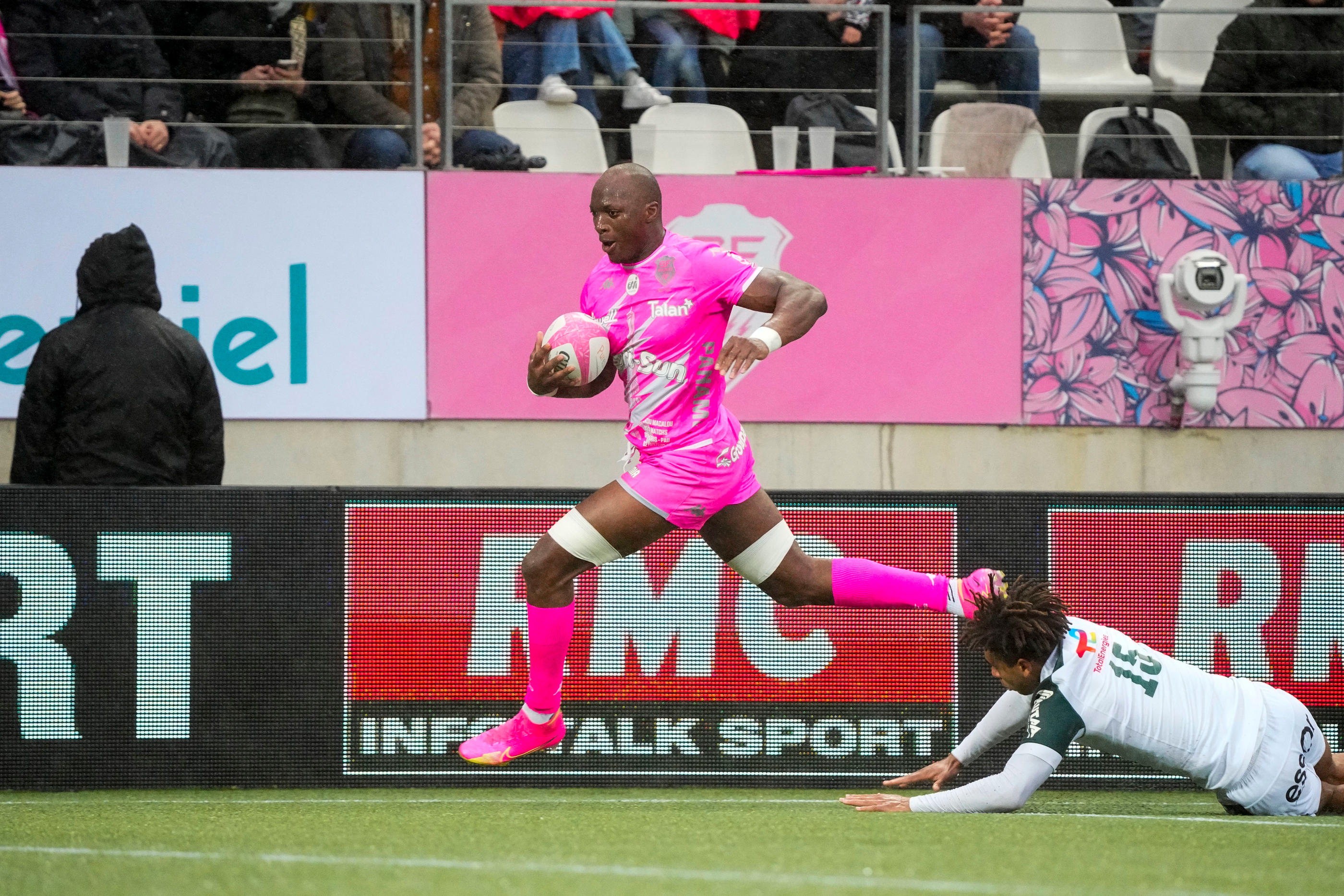 Top 14 : quatre adversaires effacés, la vidéo du superbe essai de Sekou  Macalou lors de Stade Français - Pau - Le Parisien