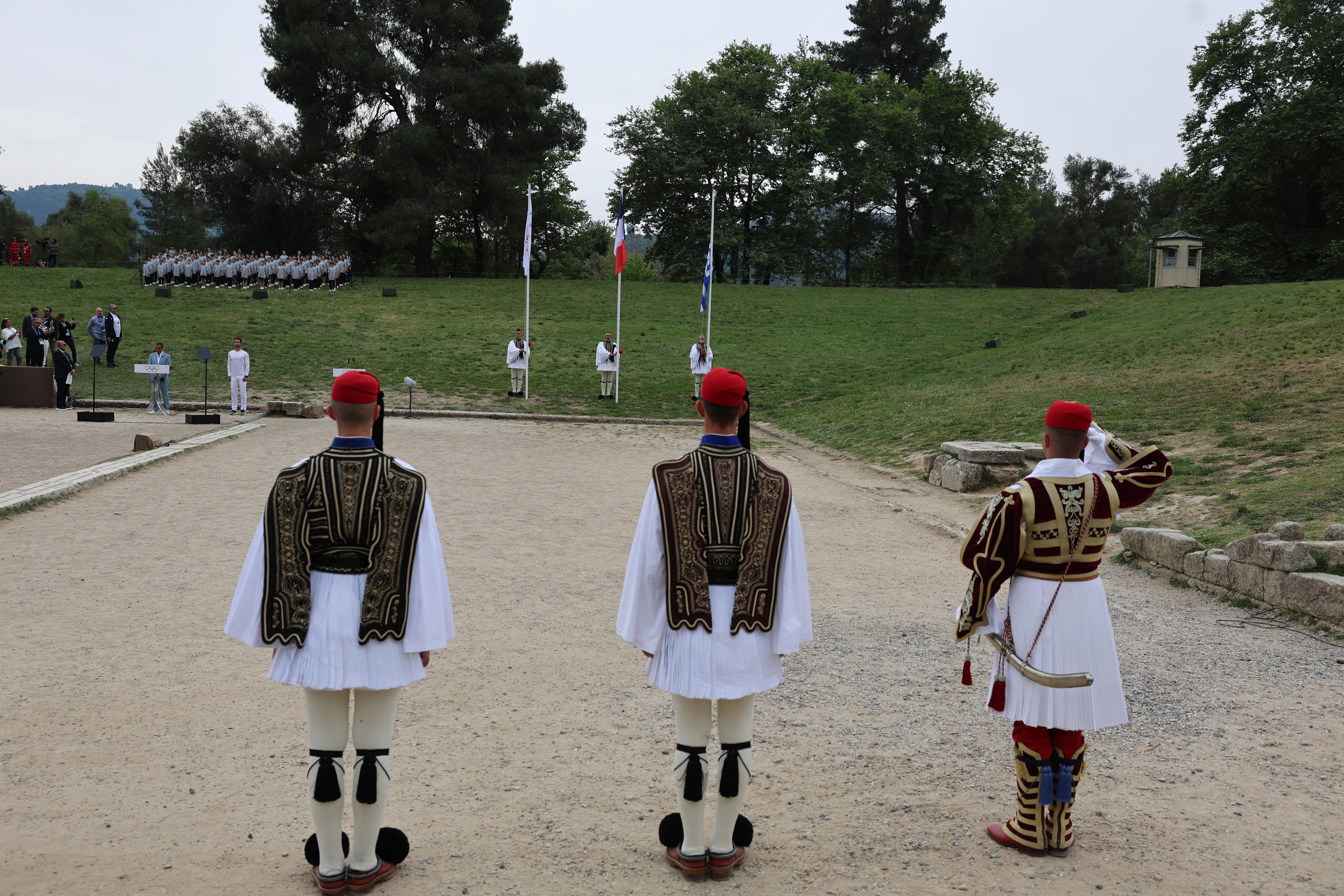 La garde nationale grecque assiste à la montée des drapeaux lors de l'allumage de la flamme olympique mardi. Reuters/Louisa Gouliamaki