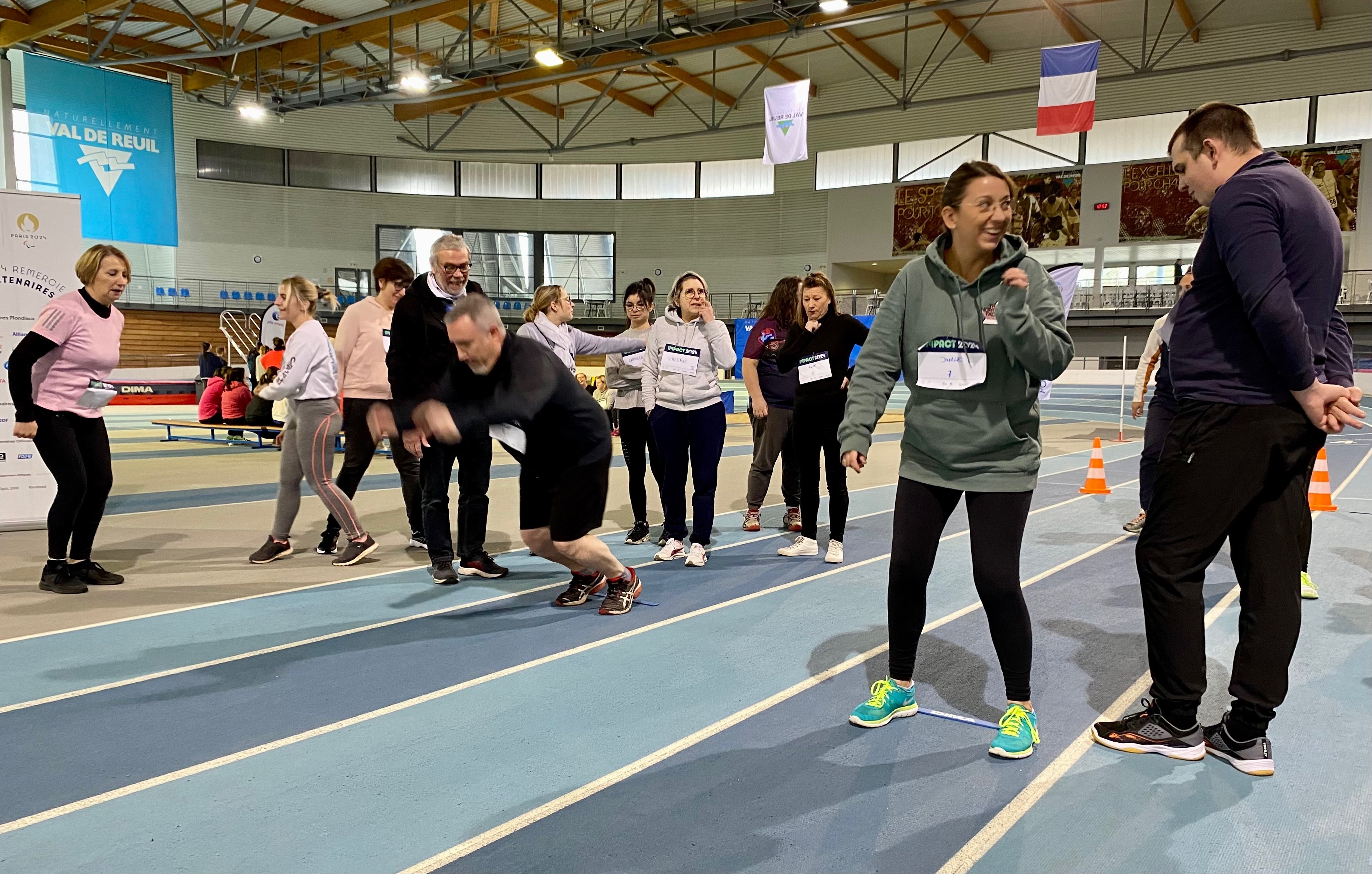 Durant toute la matinée, candidats et recruteurs ont participé à des ateliers sportifs en lien avec l'athlétisme, une manière de créer du lien sur la piste. LP/Laurent Derouet