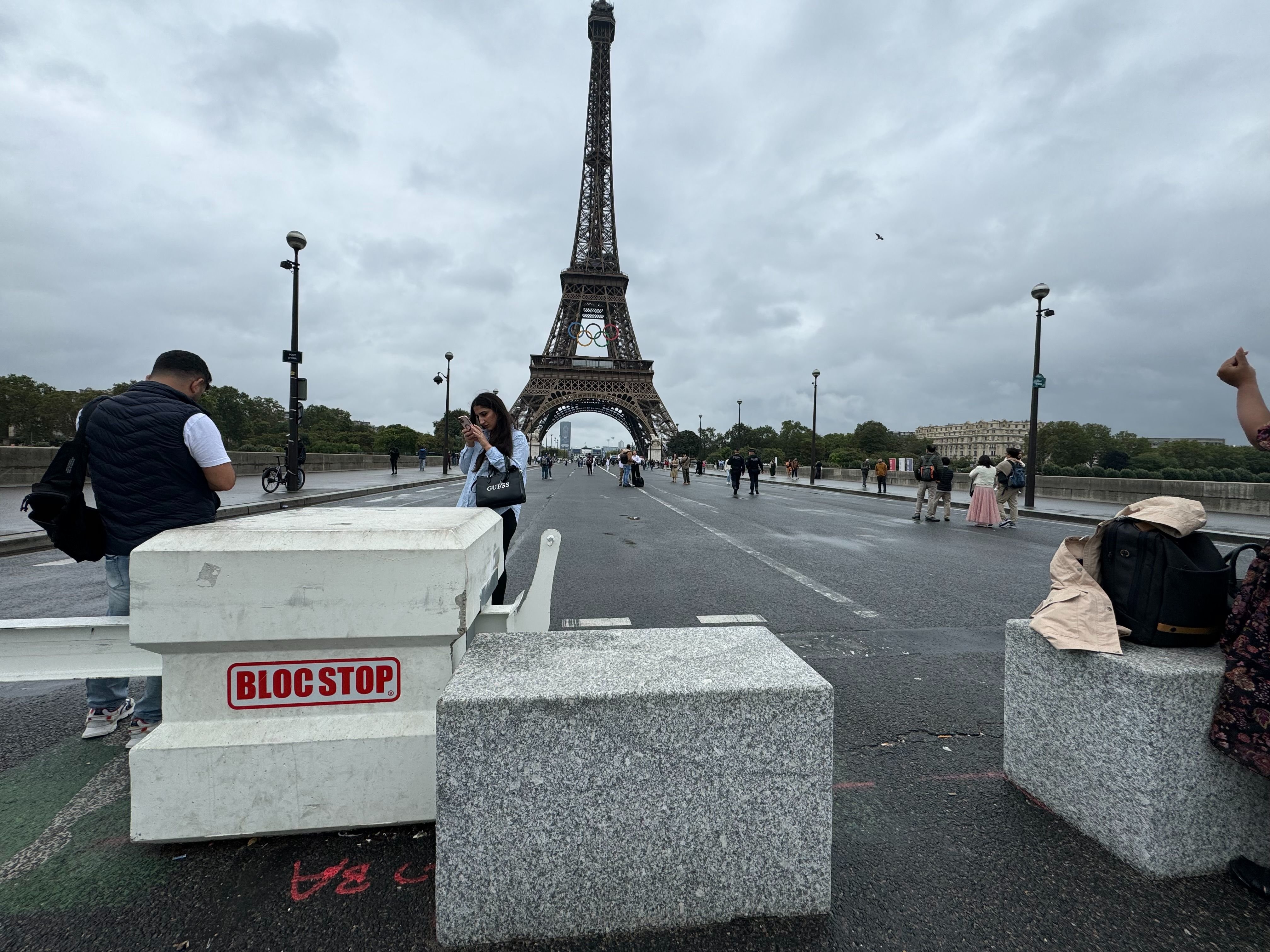 Pont d'Iéna (VIIe, XVIe), septembre 2024. Des blocs empêchent la circulation des véhicules motorisés sur le pont. Seuls les piétons et les cyclistes peuvent le traverser. LP/Paul Abran