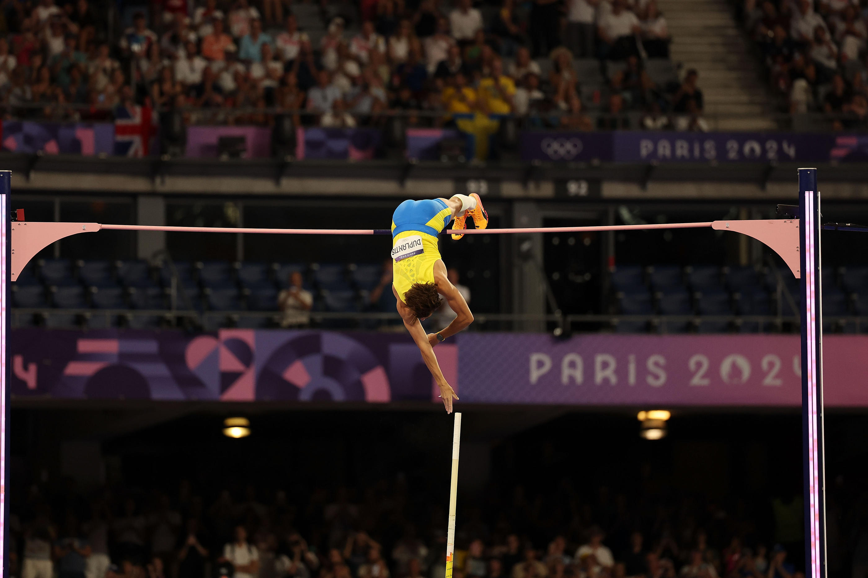 Armand Duplantis bat le record du monde au Stade de France le lundi 5 août 2024. Il passe 6,25 m à la perche. Icon Sport/Li Ming