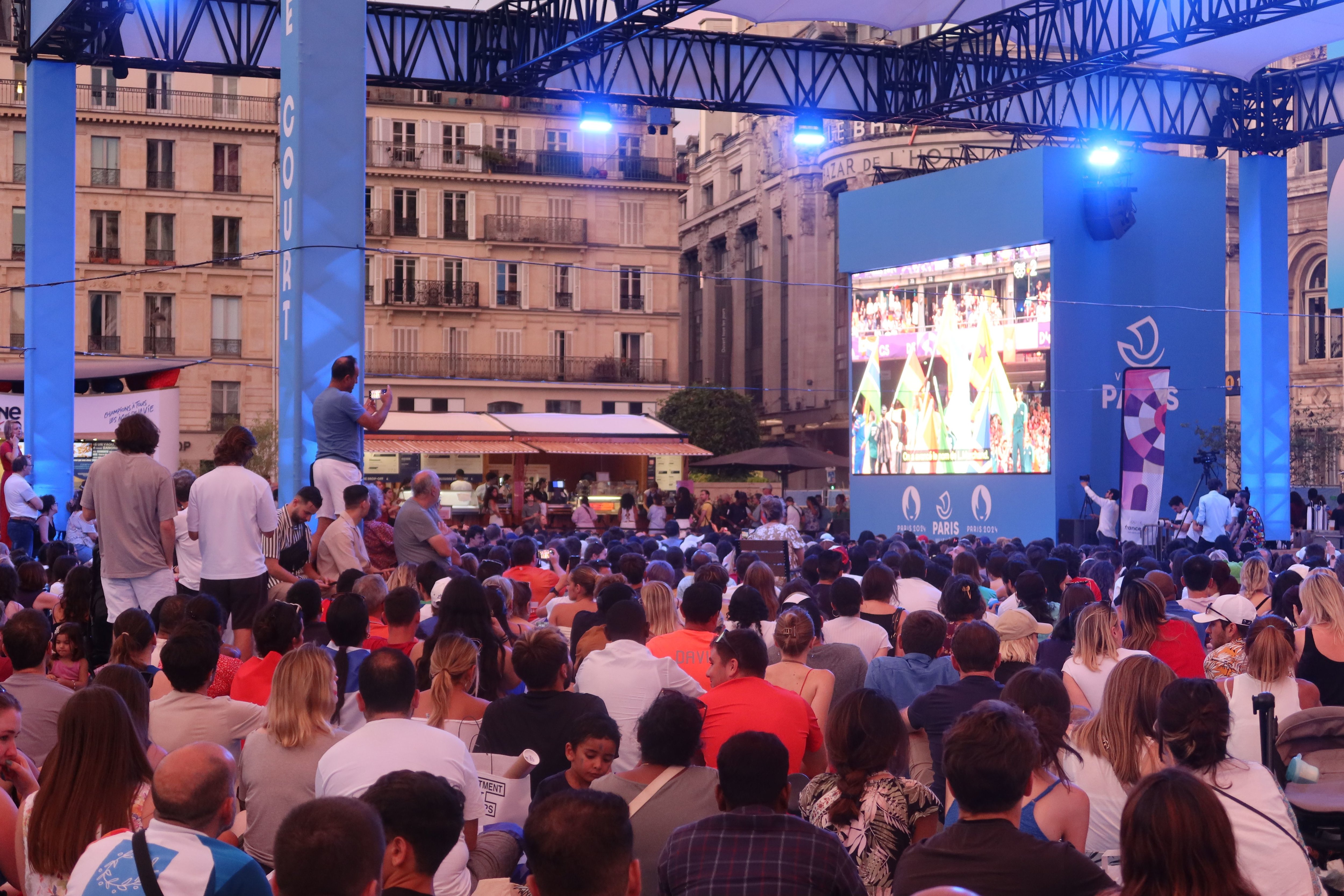 La Terrasse des Jeux à Paris, située sur le parvis de l’Hôtel de Ville (IVe), fait partie des 17 zones de festivité à retransmettre la cérémonie d'ouverture des Jeux paralympiques ce mercredi soir. LP/Florent Heib