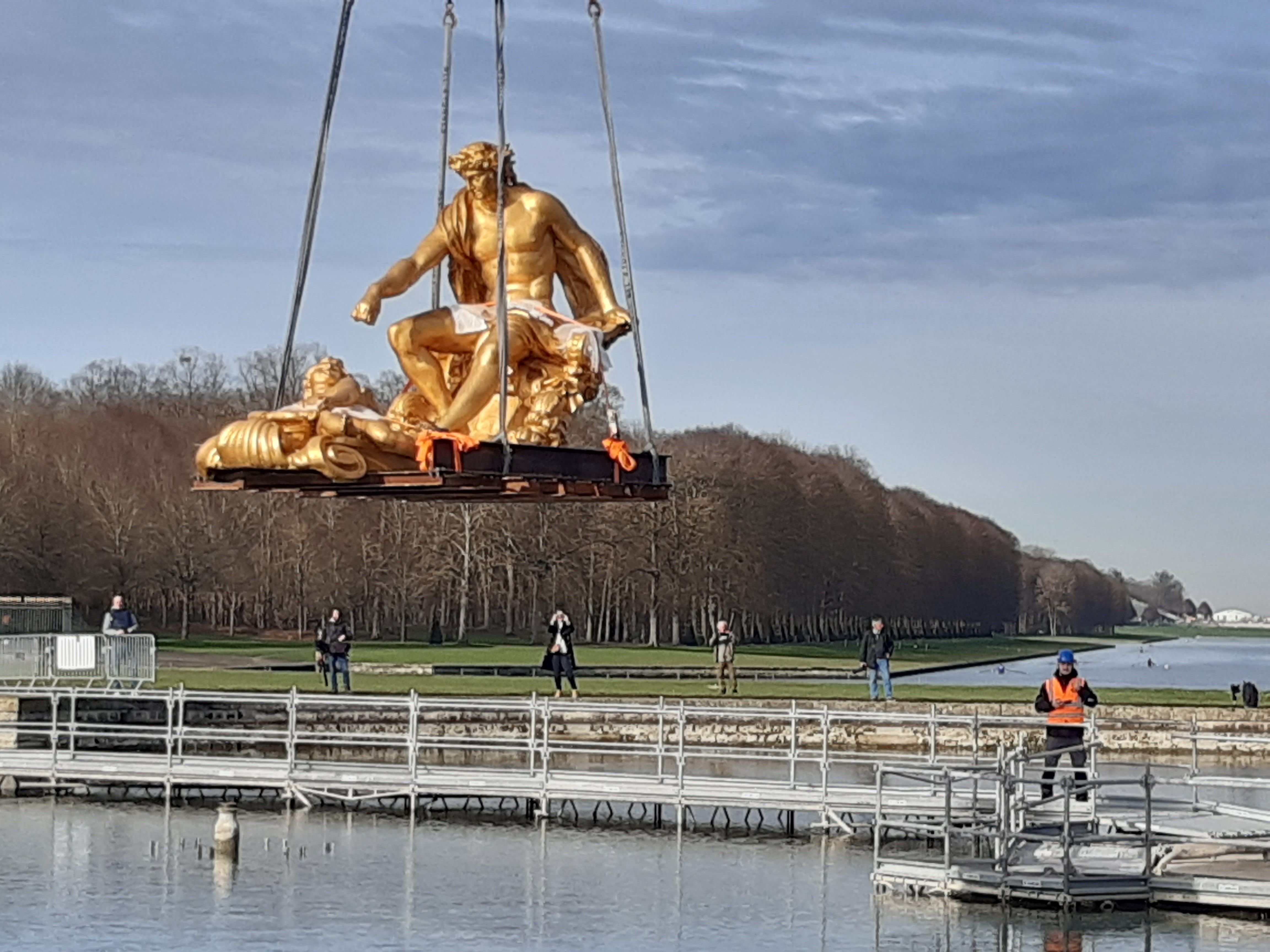Versailles, le 15 février 2024. Apollon restauré retrouve sa place dans la grande perspective du château de Versailles. LP/Véronique Beaugrand