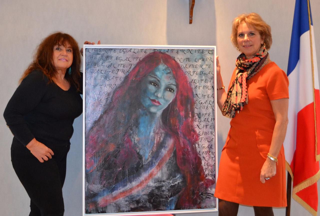<b></b> Mairie Ormesson, mercredi dernier. L’artiste Manuella Guttierez a remis cette peinture à Marie-Christine Segui, la maire (LR) d’Ormesson. 