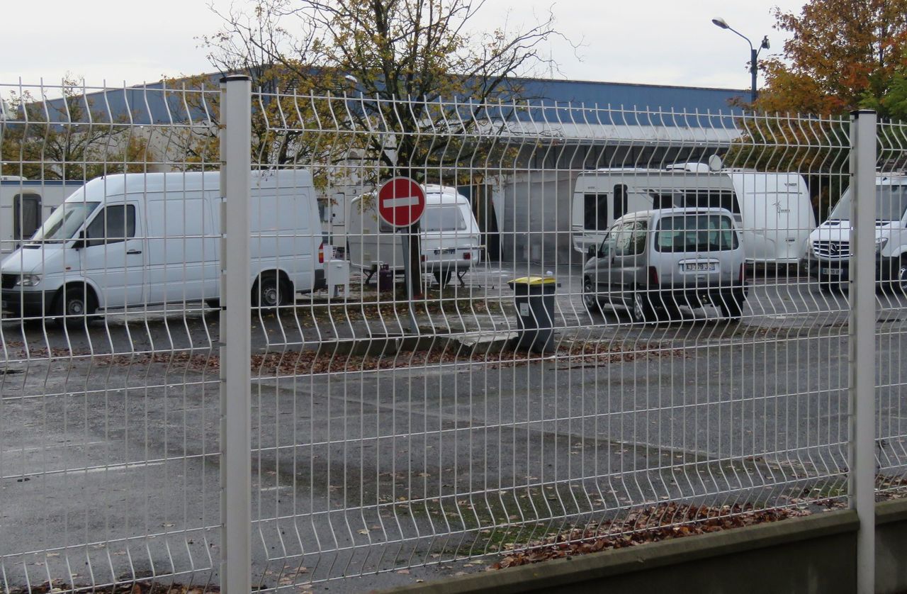 <b></b> Vaux-le-Pénil, octobre 2016. Régulièrement, les gens du voyage s’installent sur différents endroits du parc d’activités. 