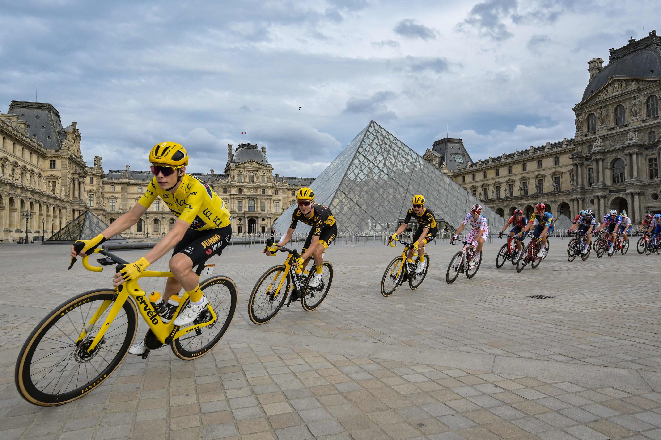 Jonas Vingegaard (en jaune, suivi par deux coéquipiers) a remporté ce dimanche son 2e Tour de France d'affilée. AFP/Alain Jocard