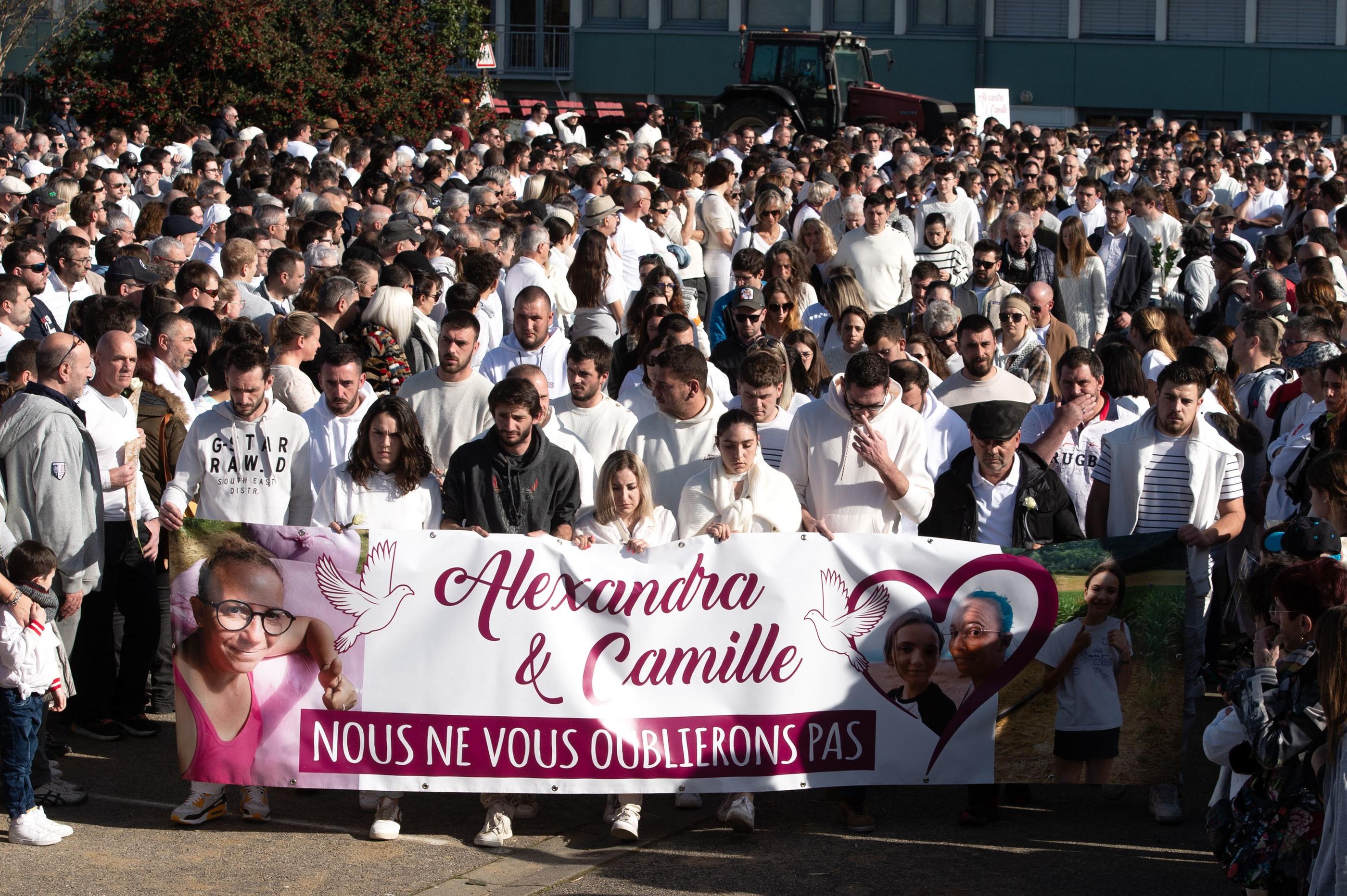 Environ 4000 personnes ont participé à la marche blanche de soutien à la famille des victimes, Alexandra, éleveuse d'une trentaine d'années et sa fille de 12 ans, Camille. AFP/Matthieu Rondel