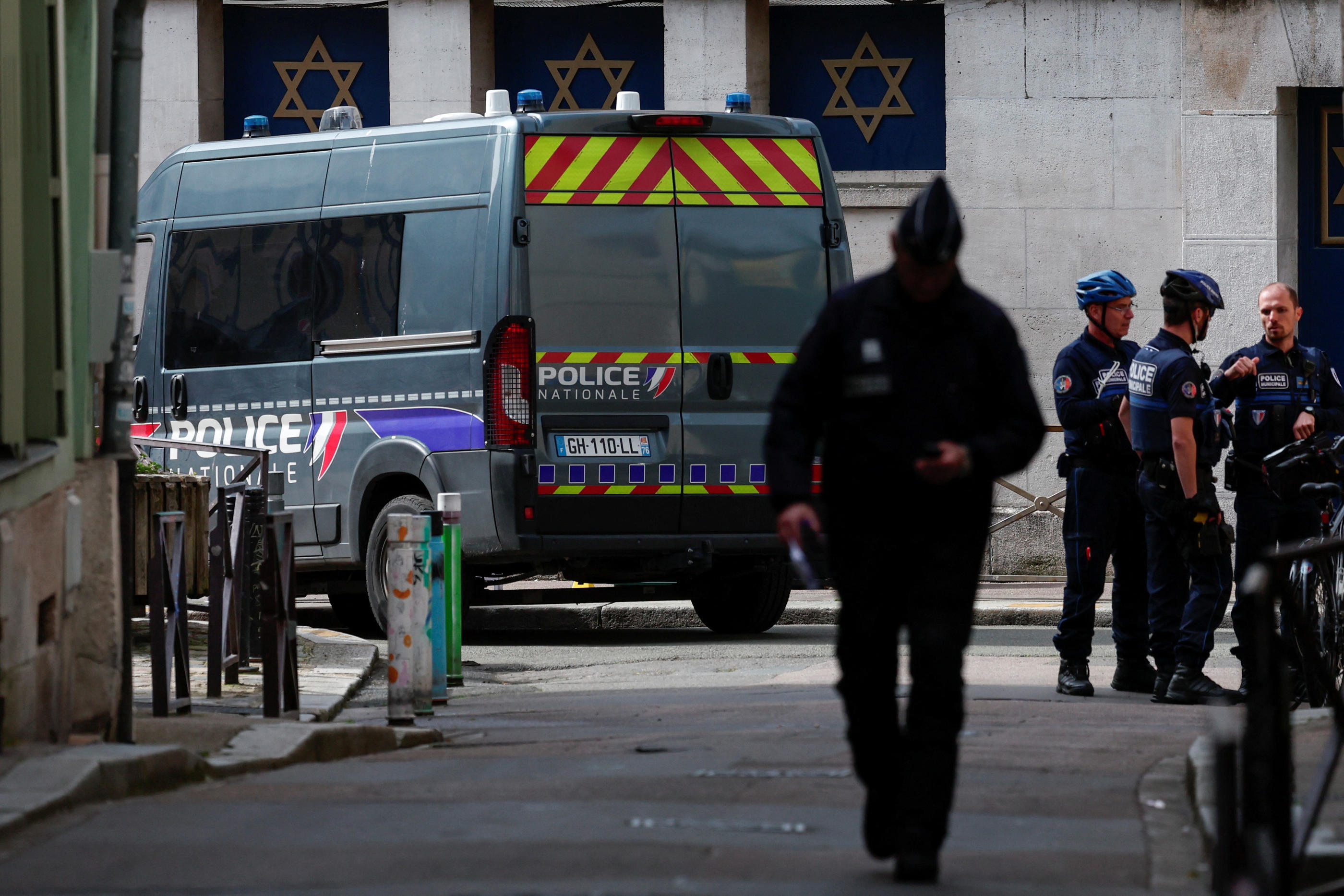 Les forces de l'ordre devant la synagogue prise pour cible, à Rouen, le 17 mai 2024. REUTERS/Gonzalo Fuentes