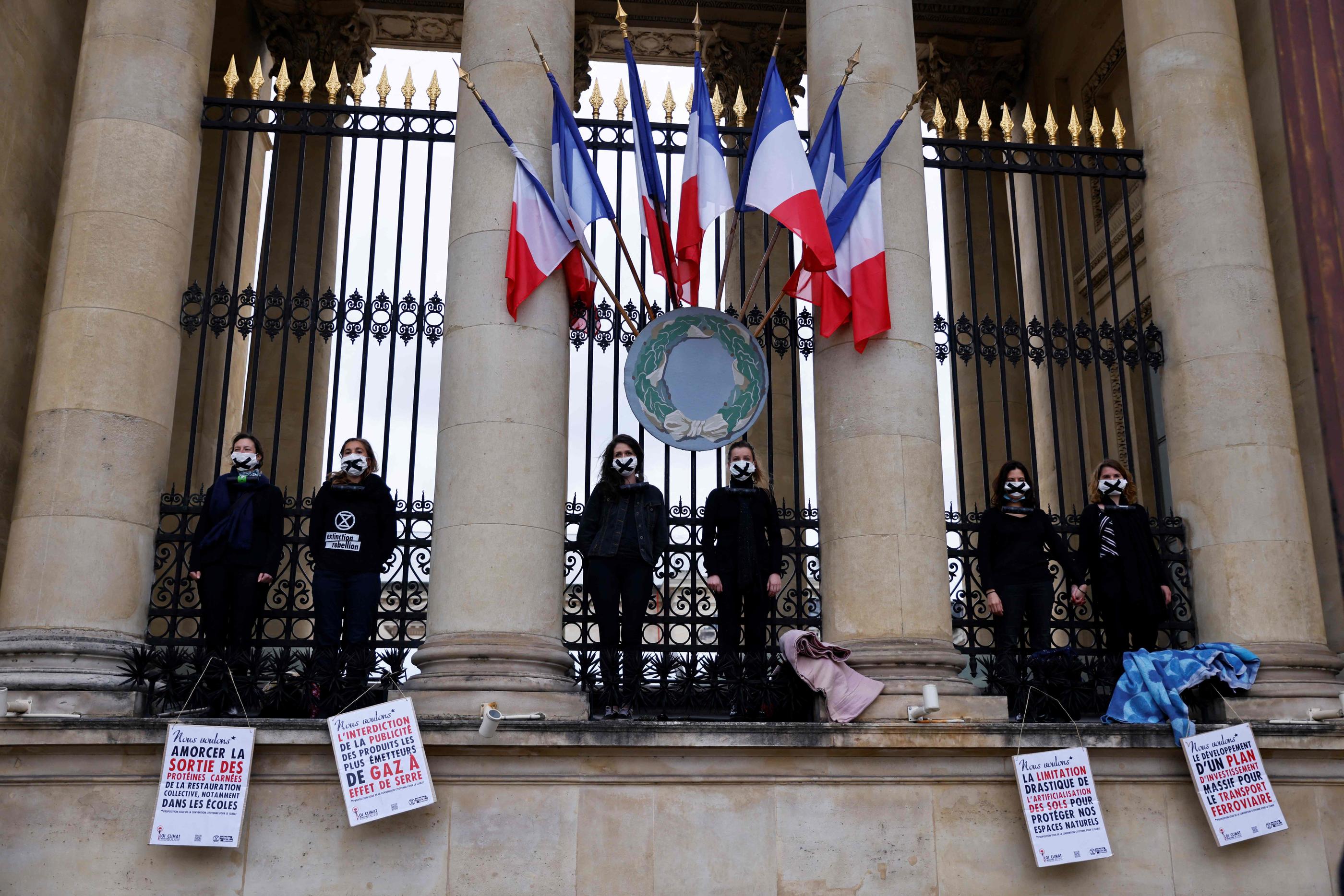 Des militants pour le climat font irruption dans le défilé Louis