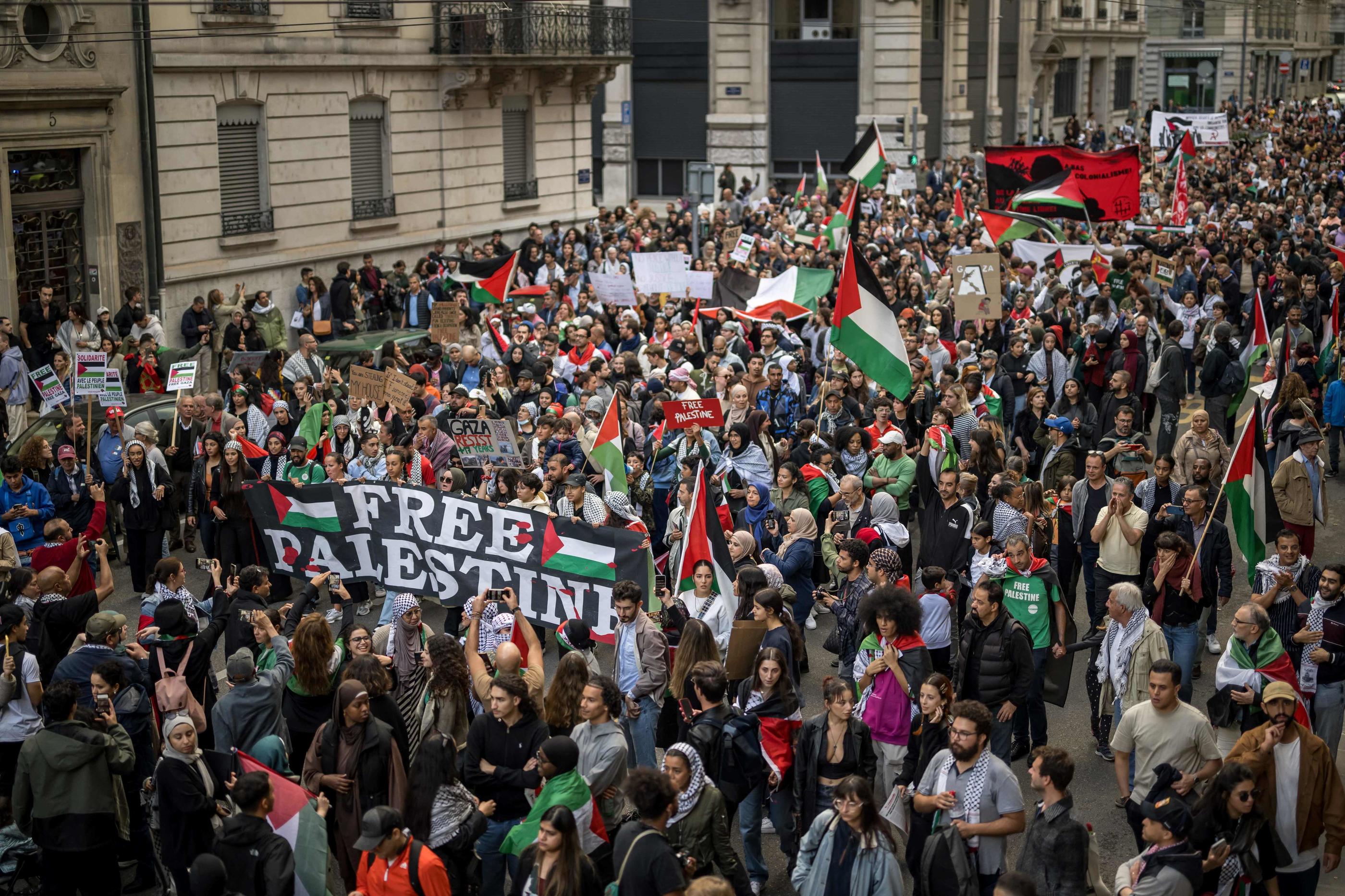 Des milliers de personnes ont manifesté à Genève derrière une banderole "Libérez la Palestine". AFP/Fabrice Coffrini