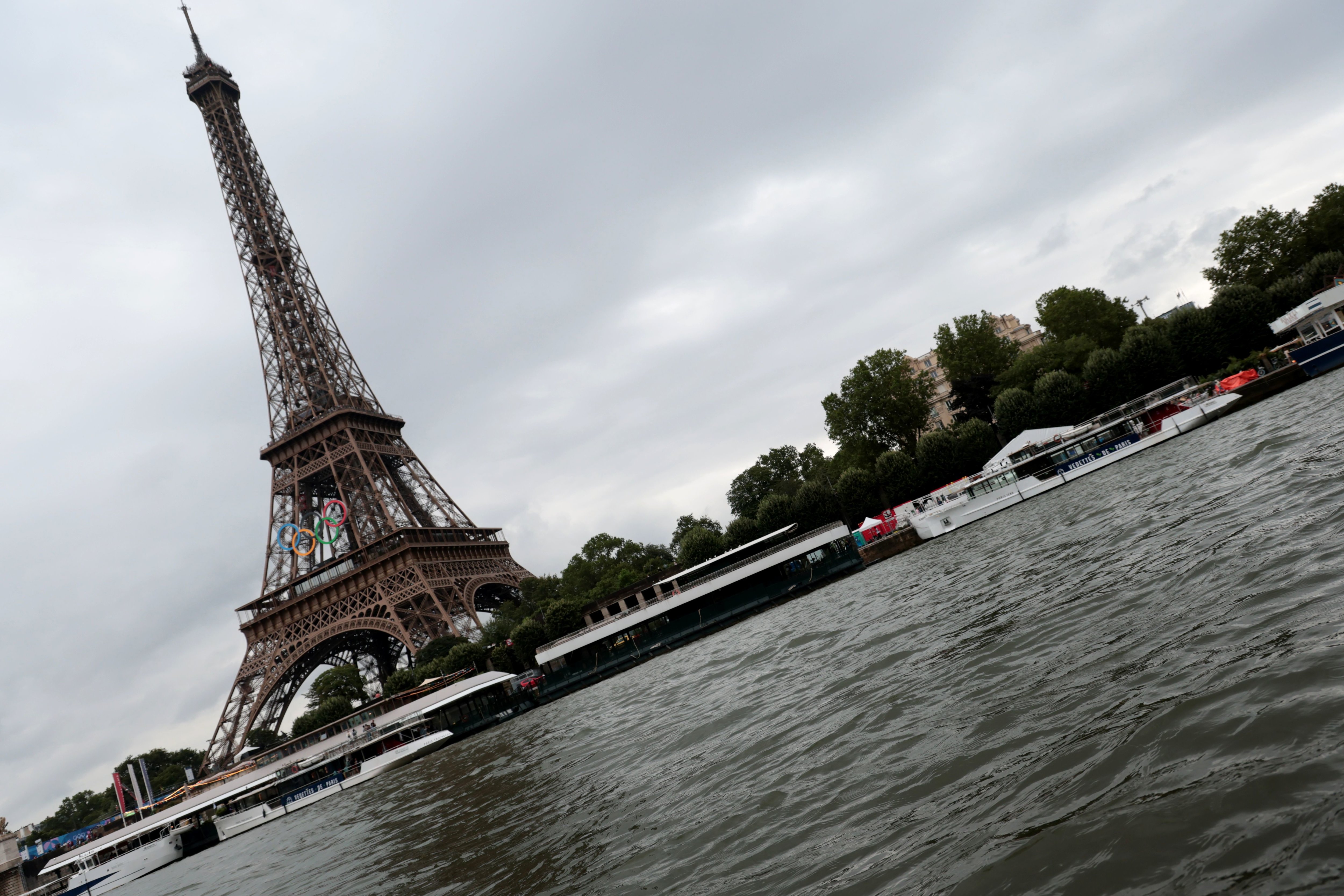 Un homme a escaladé la Tour Eiffel avant d’être arrêté par la police. LP/Alexandre Delaitre