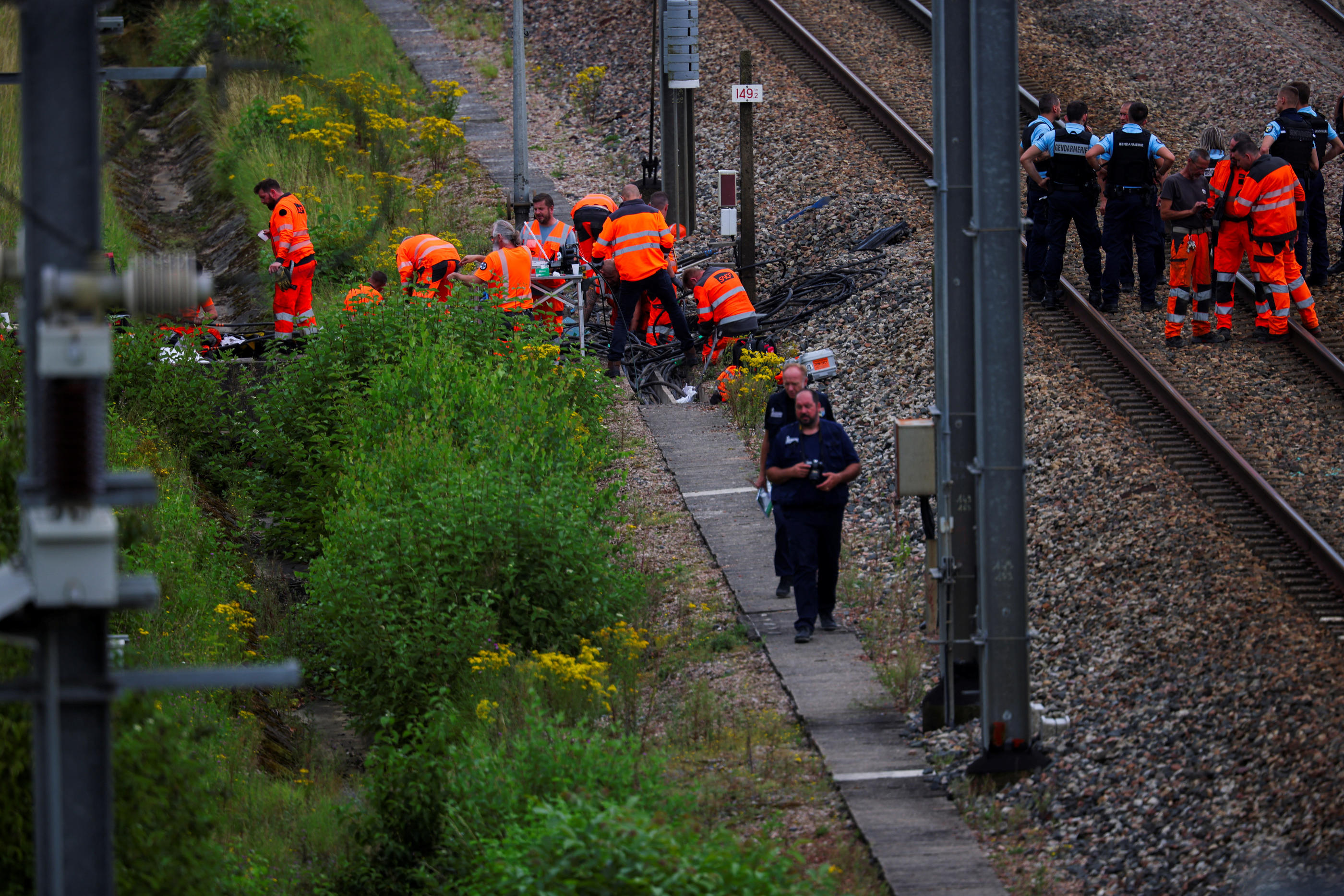 Les enquêteurs ont terminé leurs constatations sur les cinq sites visés par quatre sabotages et une tentative déjouée, comme ici à Croisilles (Pas-de-Calais). Reuters/Brian Snyder