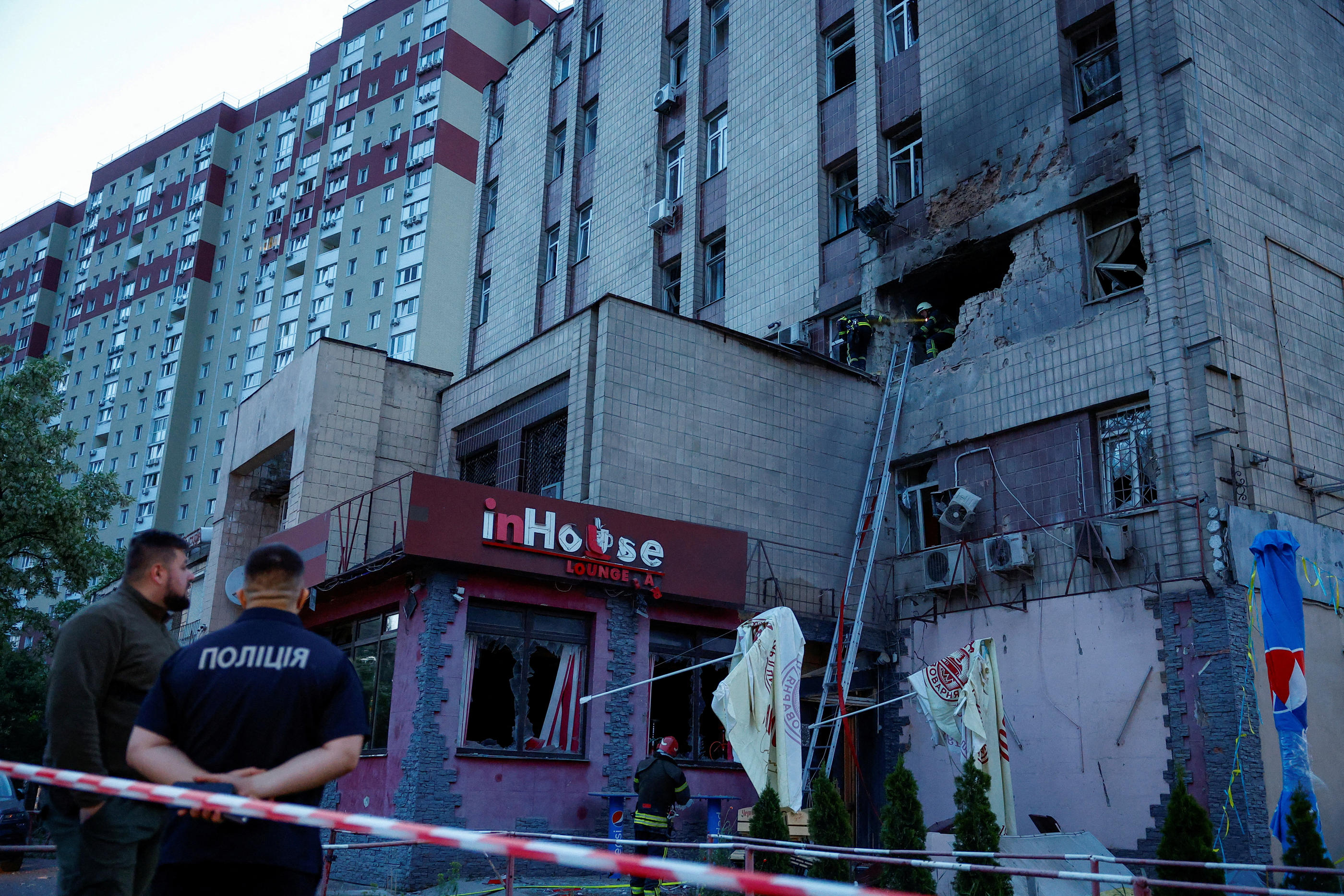 Au moins une personne est morte après la chute de débris de drones russes à Kiev. REUTERS/Valentyn Ogirenko