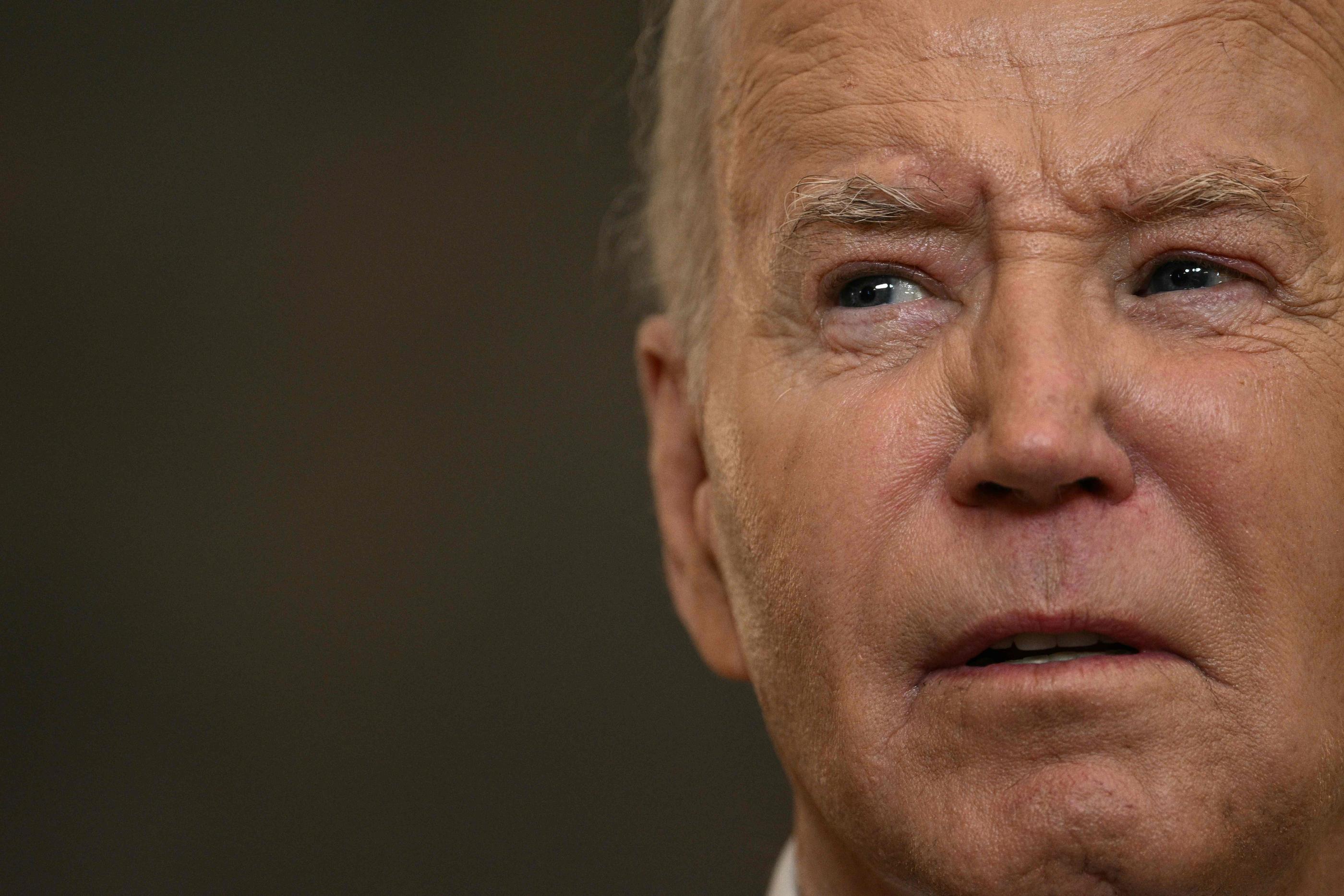 Depuis son débat raté face à Donald Trump, le président américain Joe Biden, ici en mai, était acculé face à la pression médiatique et les demandes de désistement venant de son propre camp. AFP/Brendan Smialowski