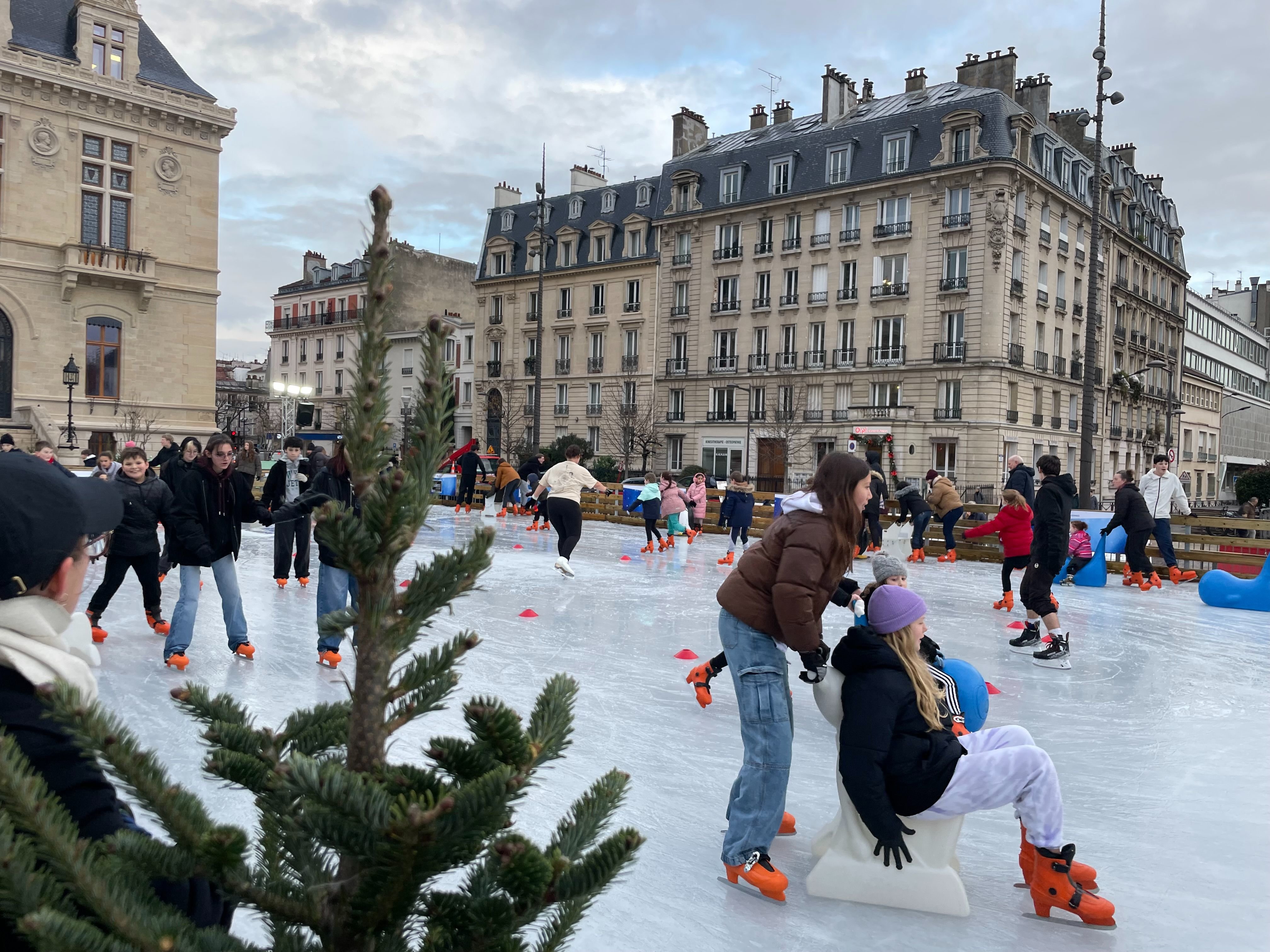 Vincennes (Val-de-Marne), le mercredi 13 décembre. La patinoire située au pied de l'hôtel de ville est prise d'assaut, notamment par les enfants et les adolescents. LP/Sylvain Deleuze