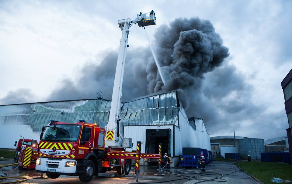 <b>Pont-Sainte-Maxence.</b> Les flammes ont détruit en grande partie un entrepôt de 8000m2 où la société de recyclage Paprec stockait des déchets électroniques et plastiques. 