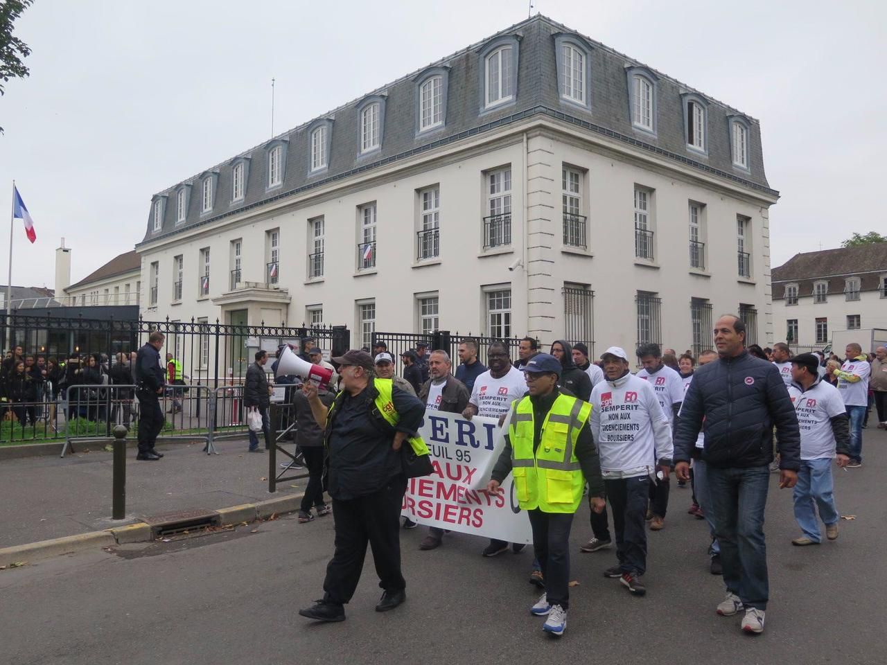 <b></b> Argenteuil, le 5 octobre 2017. Les salariés de Semperit ont manifesté à travers la ville pendant qu’une délégation était reçue en sous-préfecture d’Argenteuil pour une médiation avec la direction 