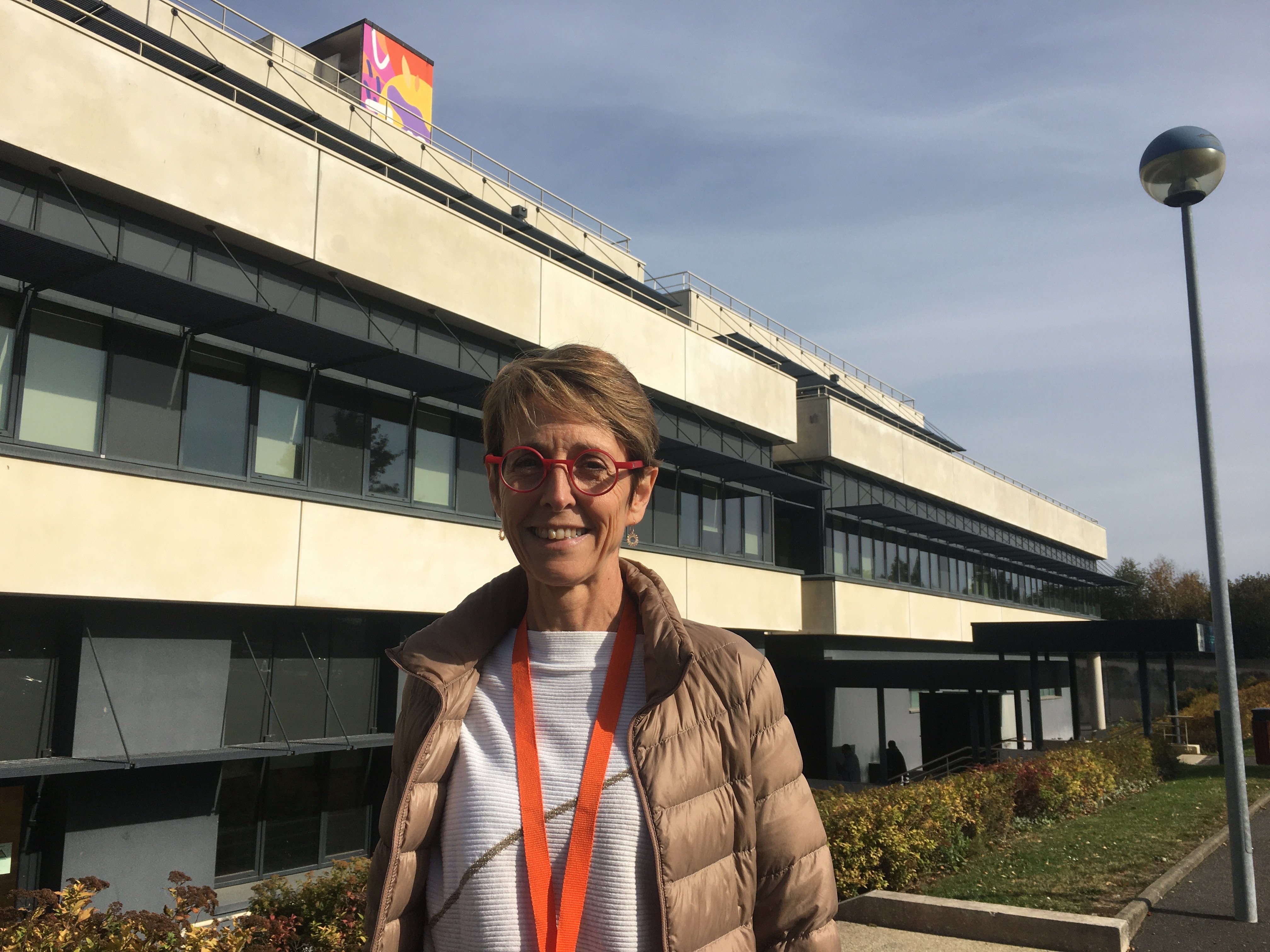 La professeure Florence Joly, grand prix de l’association Ruban rose, devant le centre François Baclesse à Caen. LP/Esteban Pinel