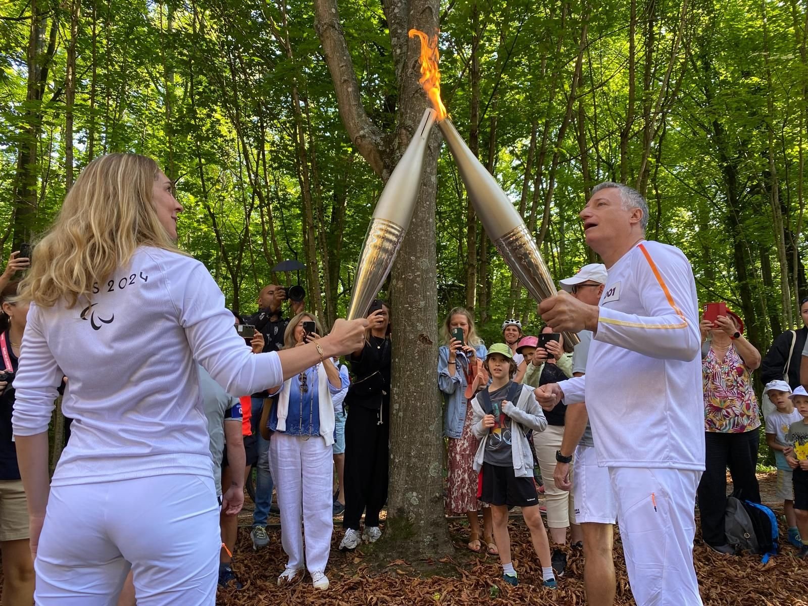 Saint-Cloud (Hauts-de-Seine), ce mardi. Robert Citerne a porté la flamme paralympique dans la Domaine de Saint-Cloud. Il a passé le relais à Camille Emié, salariée du comité olympique des Jeux olympiques. LP/Mathilde Debarre