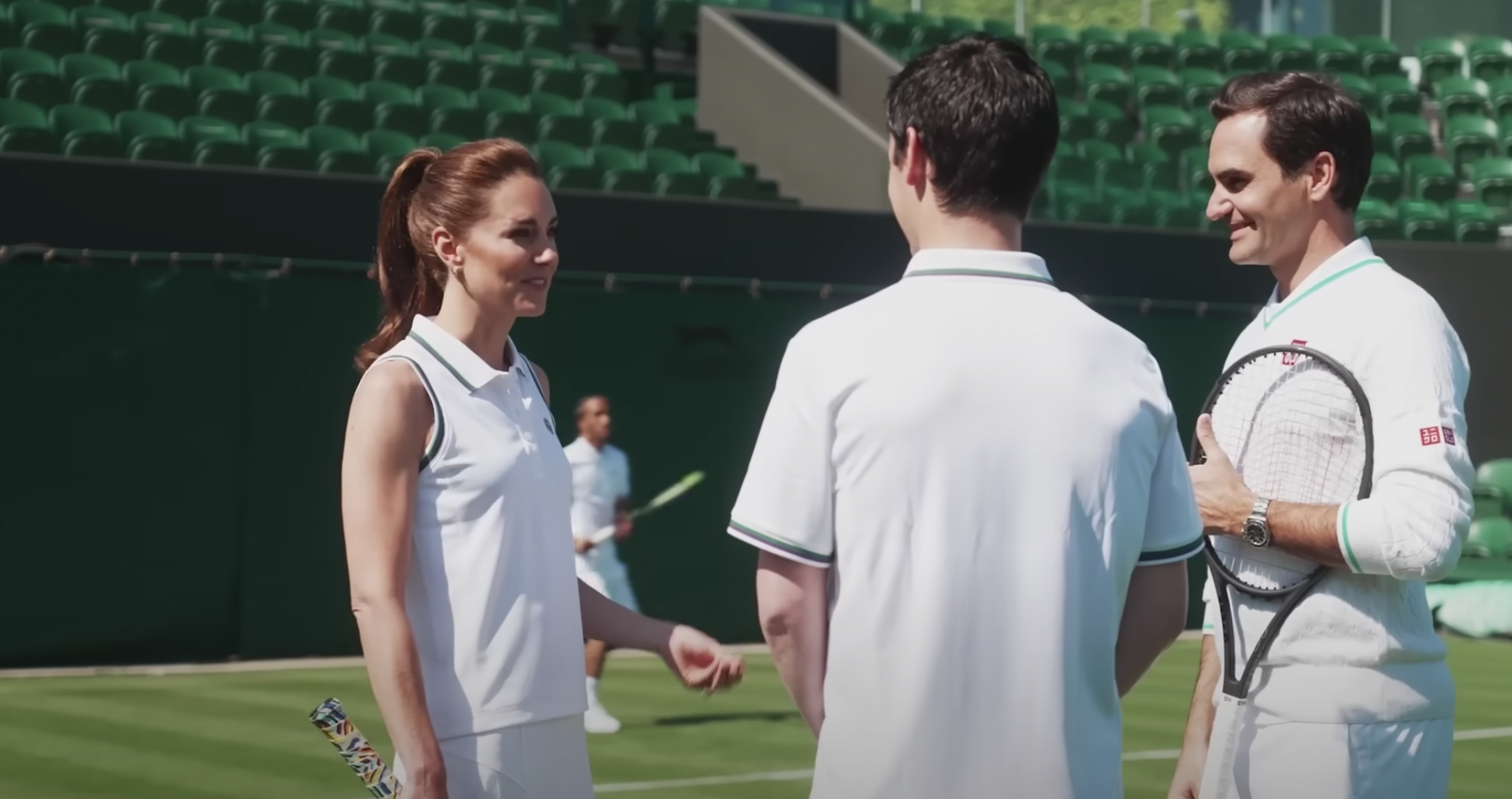 La princesse de Galles Kate Middleton joue au tennis avec Roger Federer au « All England Lawn Tennis Club » à Wimbledon, le 8 juin 2023 (capture d'écran). Wimbledon Tournament / YouTube