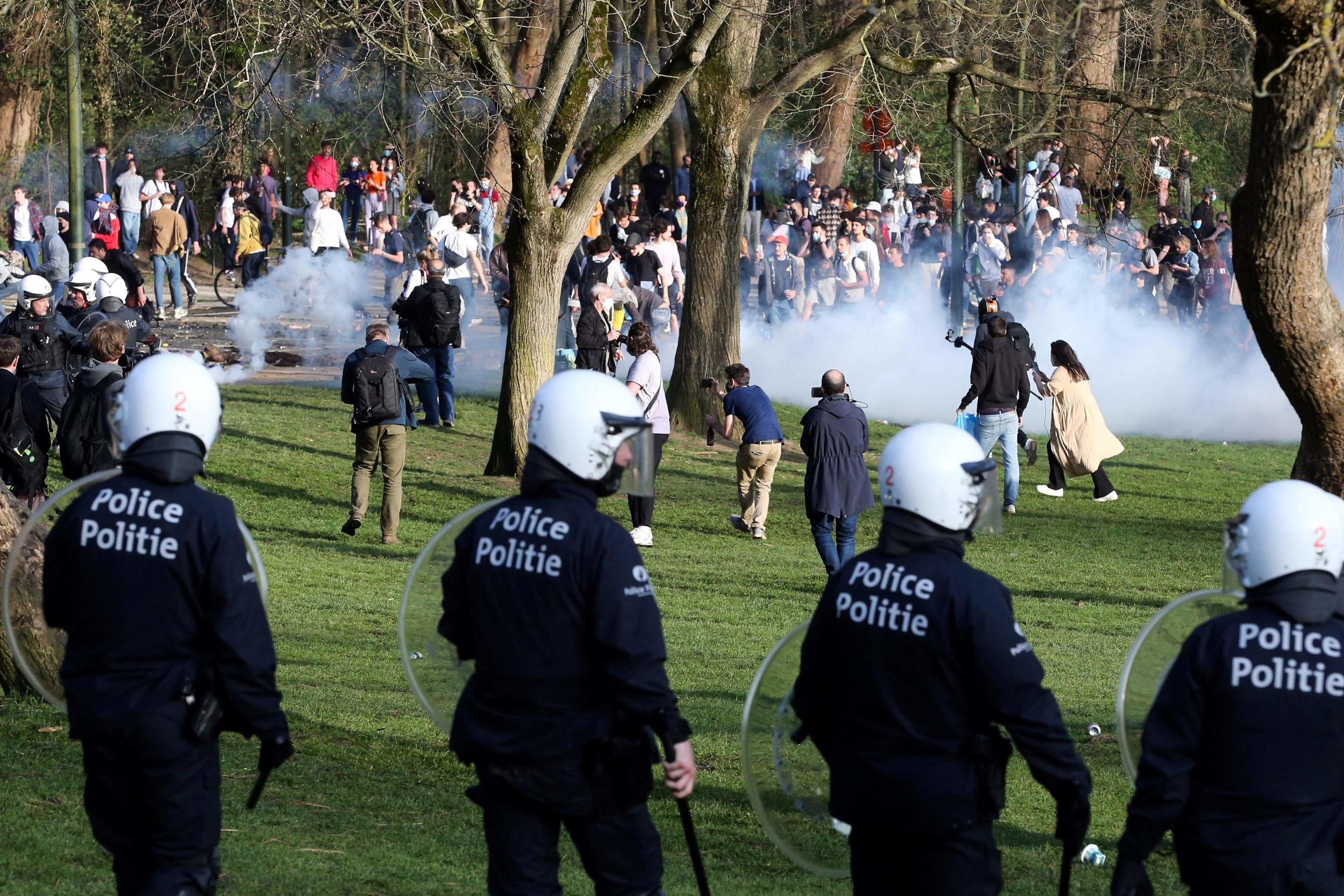 Fêtes sauvages à Lyon, Lille, Bruxelles... Risque-t-on l'embrasement ?