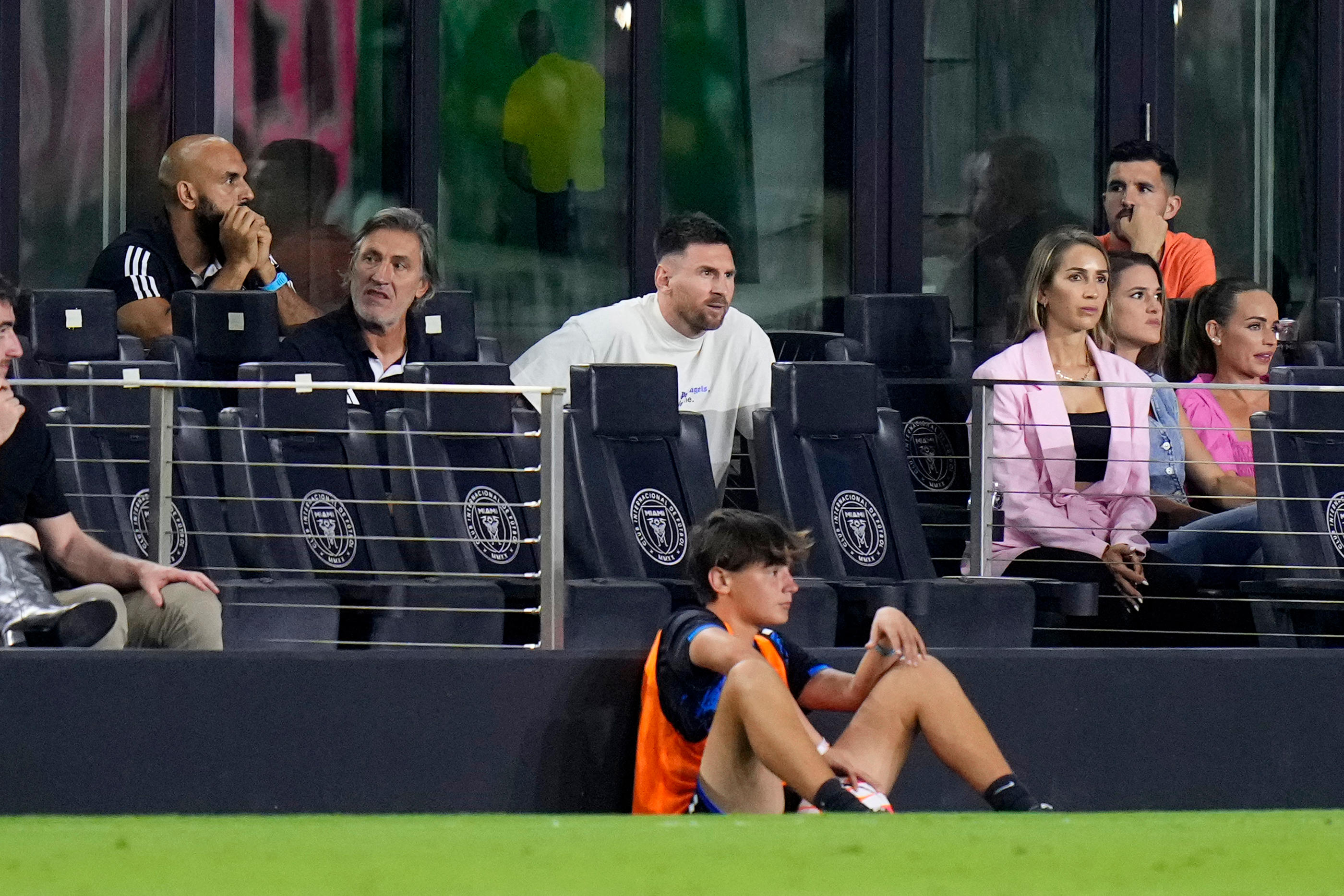 Blessé depuis le 13 mars, Lionel Messi (Inter Miami), en tribune mercredi soir, s'est joint à la colère de plusieurs coéquipiers contre l'arbitre et le staff adverse après la défaite à domicile face à Monterrey. AFP/Rich Storry