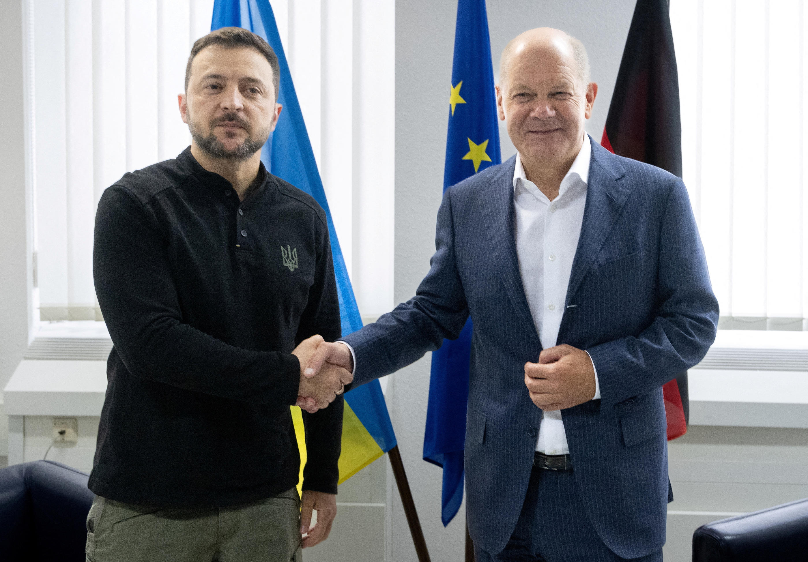 Le chancelier allemand Olaf Scholz et le président ukrainien Volodymyr Zelensky le 6 septembre à Francfort. REUTERS/ Boris Roessler