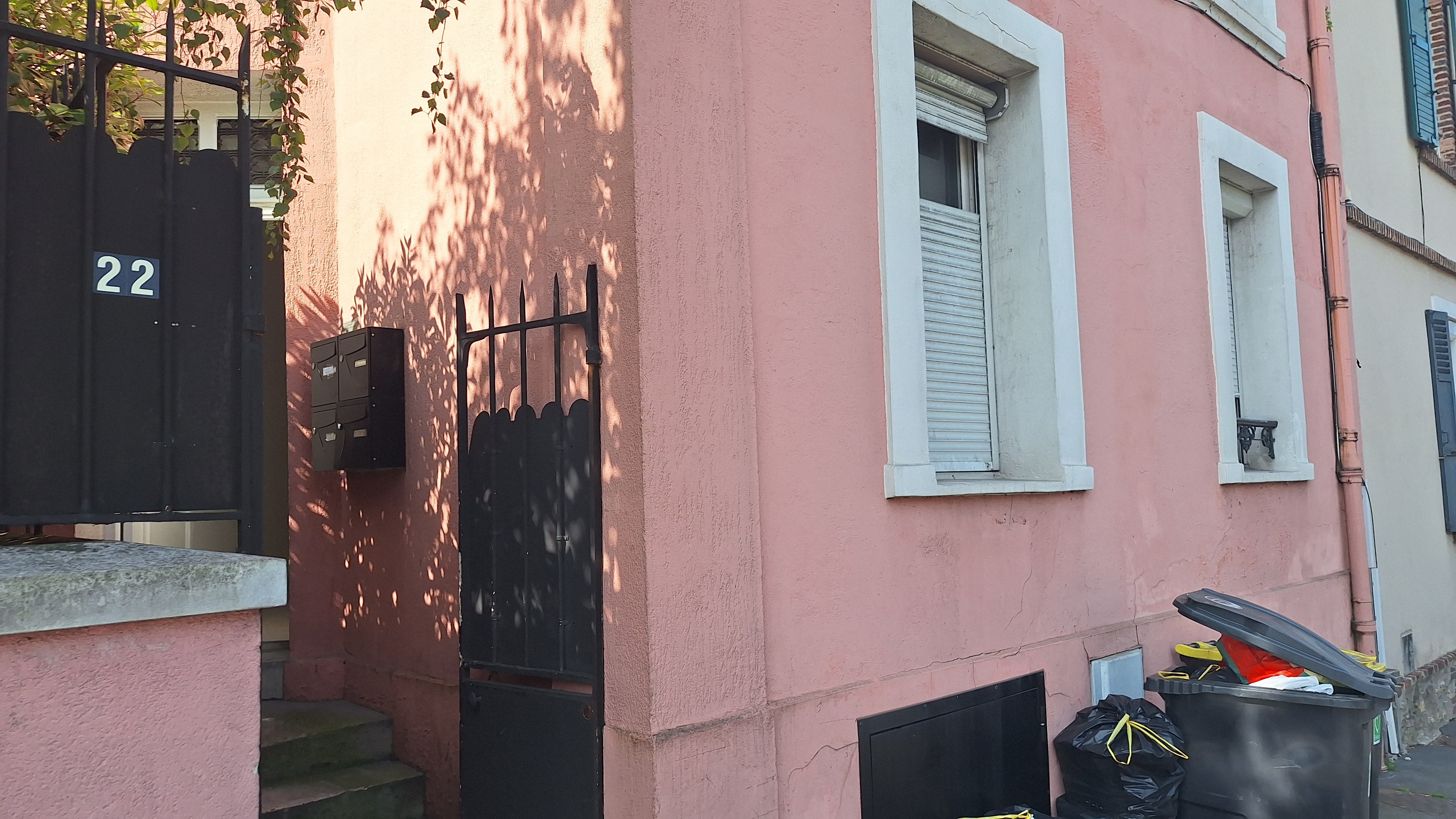 Montmorency (Val-d'Oise), lundi 3 juin. C'est dans cet appartement du rez-de-chaussée, avenue Clemenceau, que les produits chimiques suspects ont été découverts samedi 1er juin au soir. LP/Frédéric Naizot