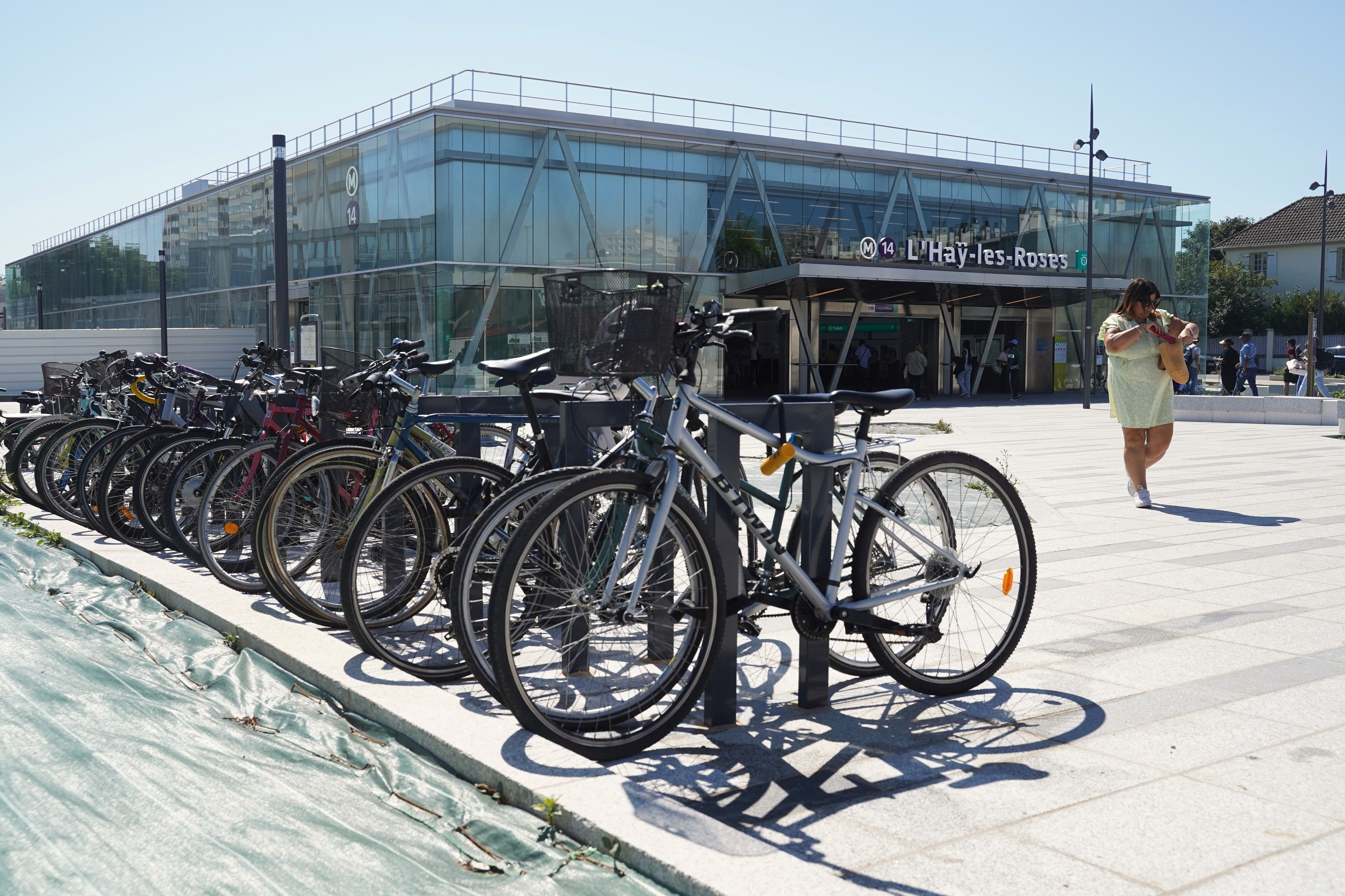 Comme ici à l'Haÿ-les-Roses (Val-de-Marne), dans certaines stations du prolongement de la ligne 14, les parkings pour vélos sont déjà saturés ou encore en travaux. LP/Antoine de Raigniac